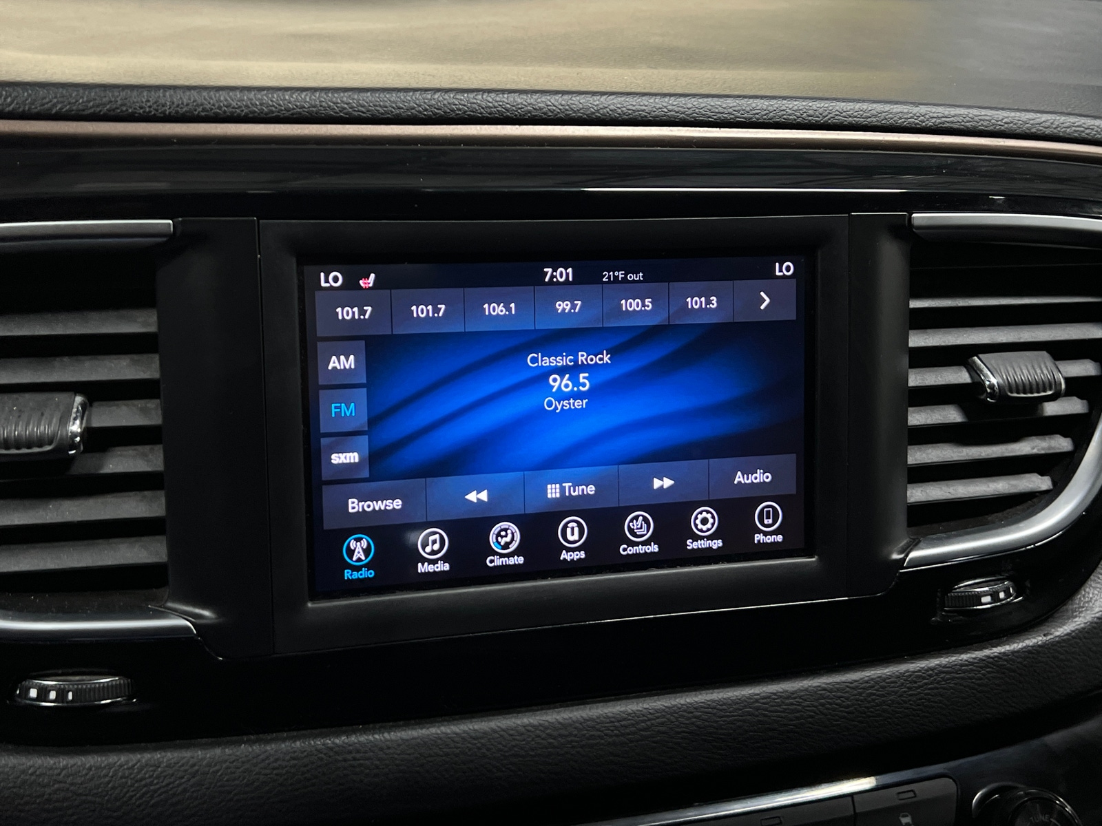 Thumbnail: 2018 Chrysler Pacifica - 3