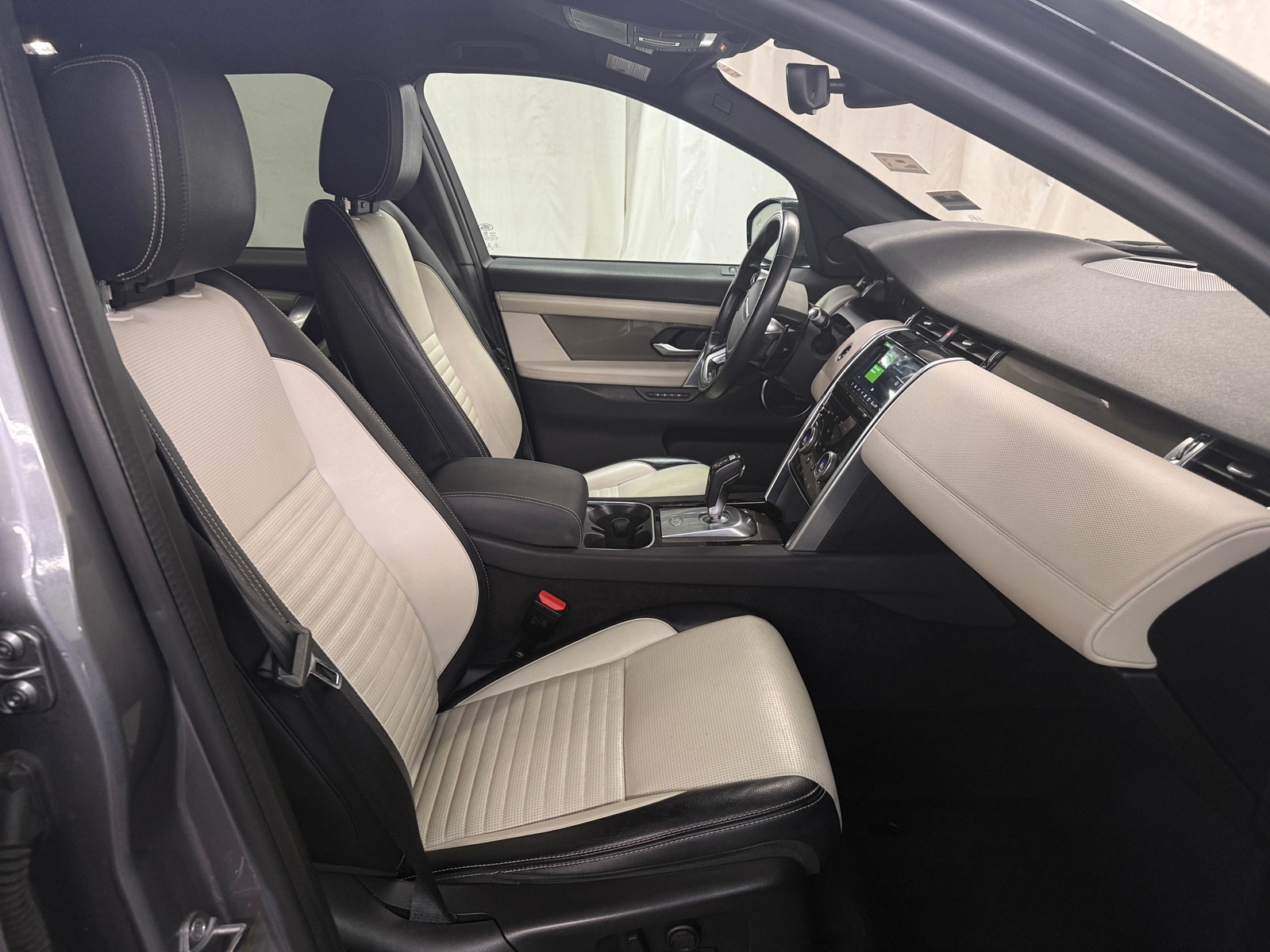 Thumbnail: 2020 Land Rover Discovery Sport - 2