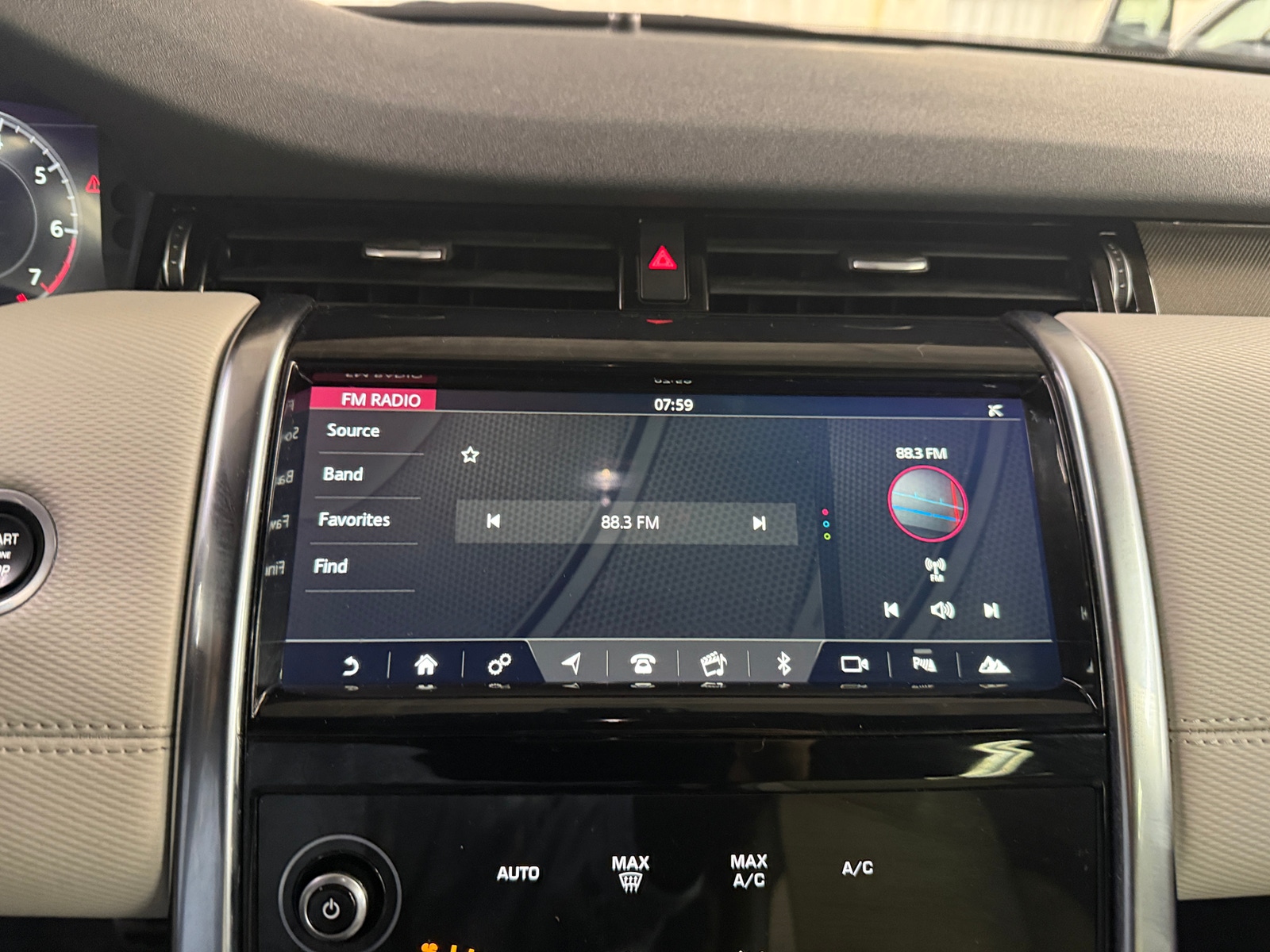 Thumbnail: 2020 Land Rover Discovery Sport - 4