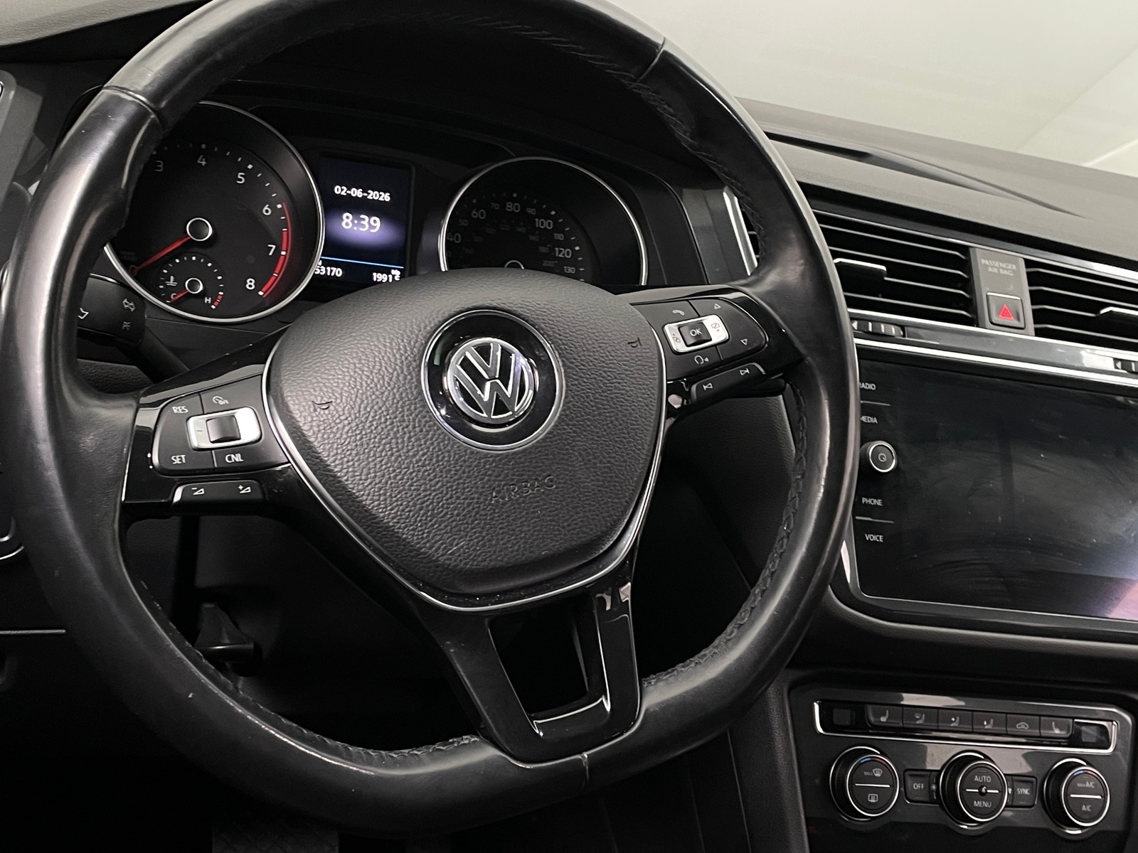 Thumbnail: 2018 Volkswagen Tiguan - 4