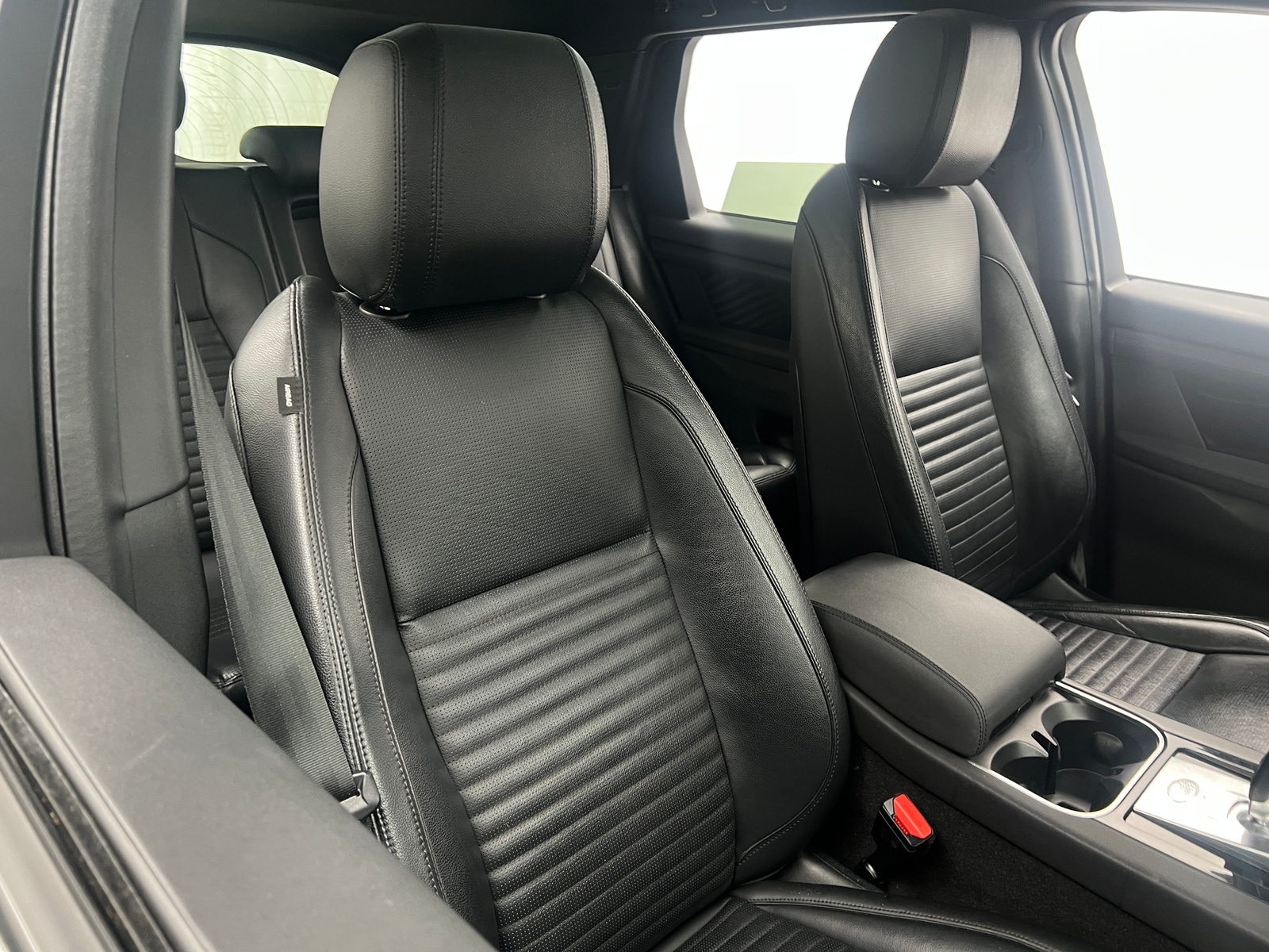 Thumbnail: 2020 Land Rover Discovery Sport - 2