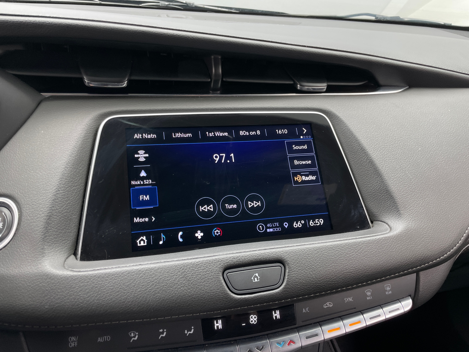 Thumbnail: 2023 Cadillac XT4 - 3