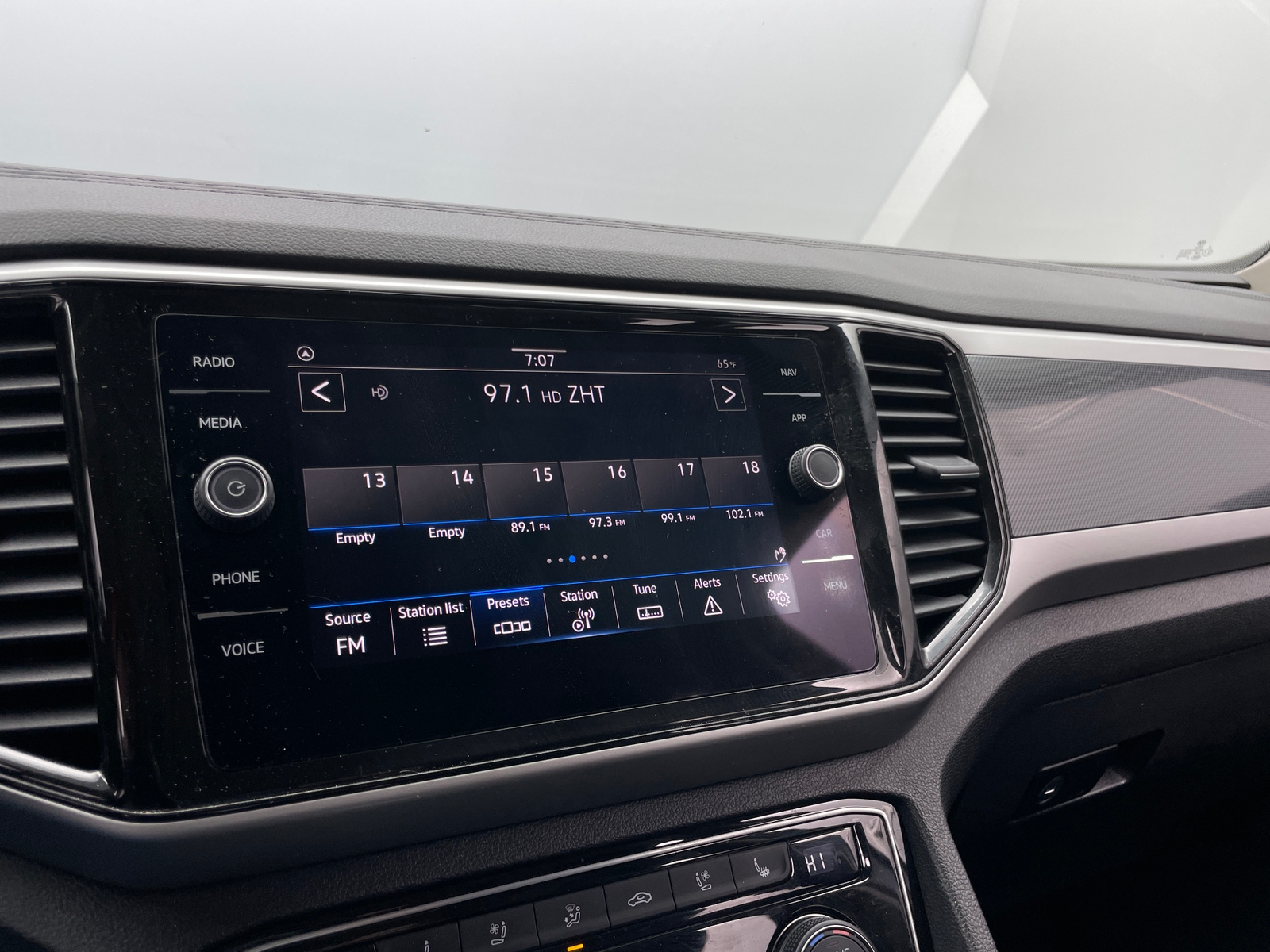 Thumbnail: 2023 Volkswagen Atlas - 3