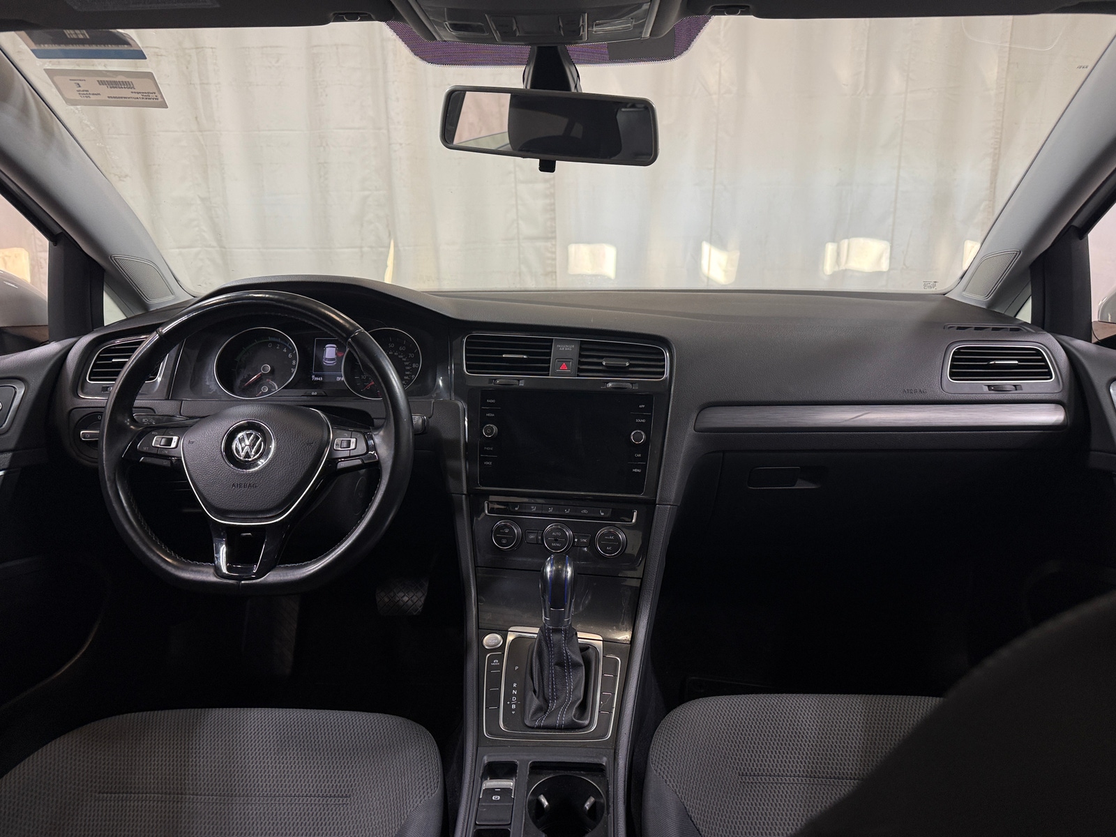 Thumbnail: 2017 Volkswagen e-Golf - 3