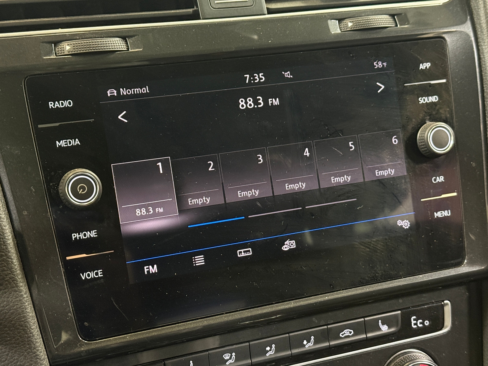 Thumbnail: 2017 Volkswagen e-Golf - 4