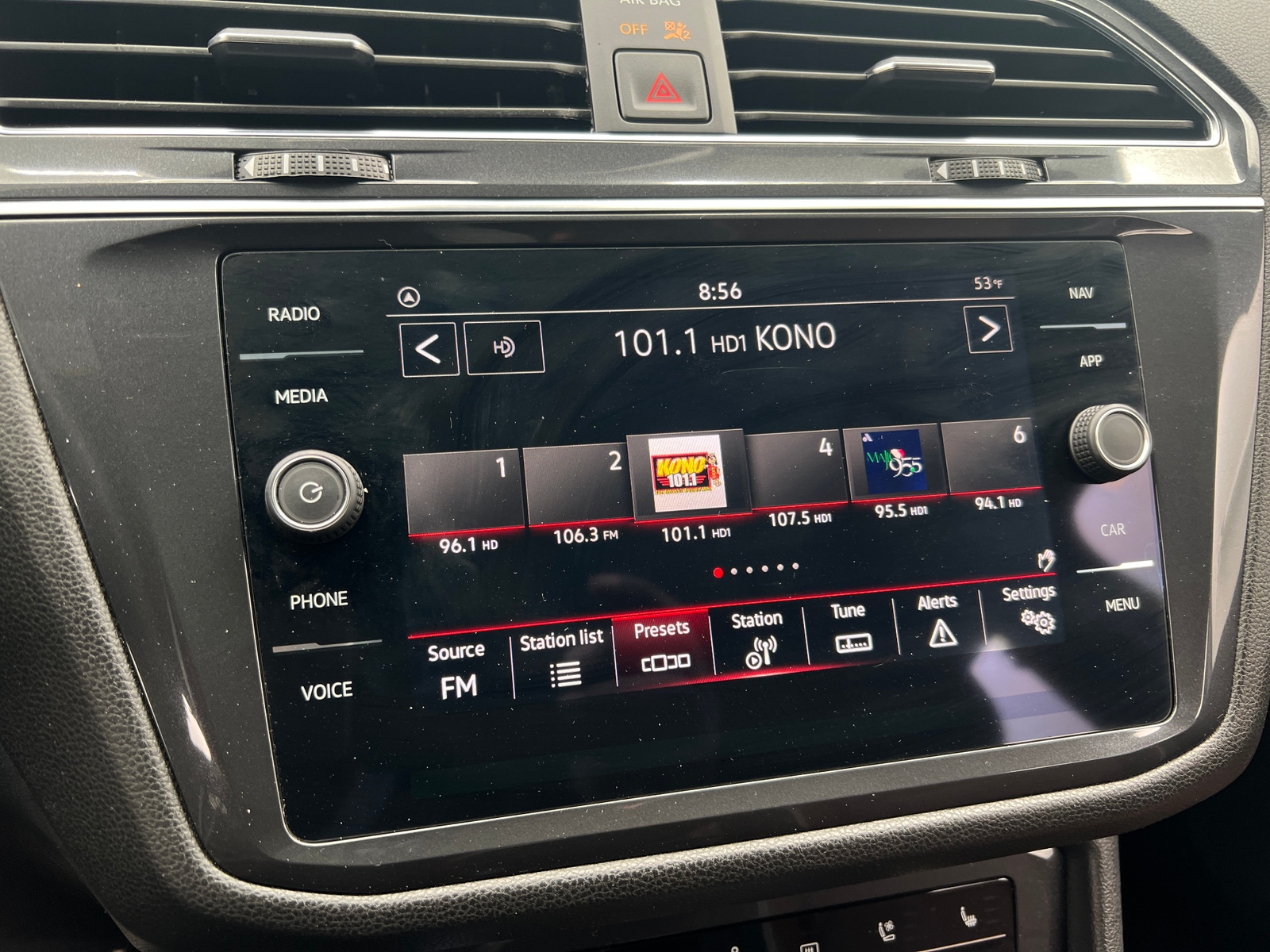 Thumbnail: 2023 Volkswagen Tiguan - 3