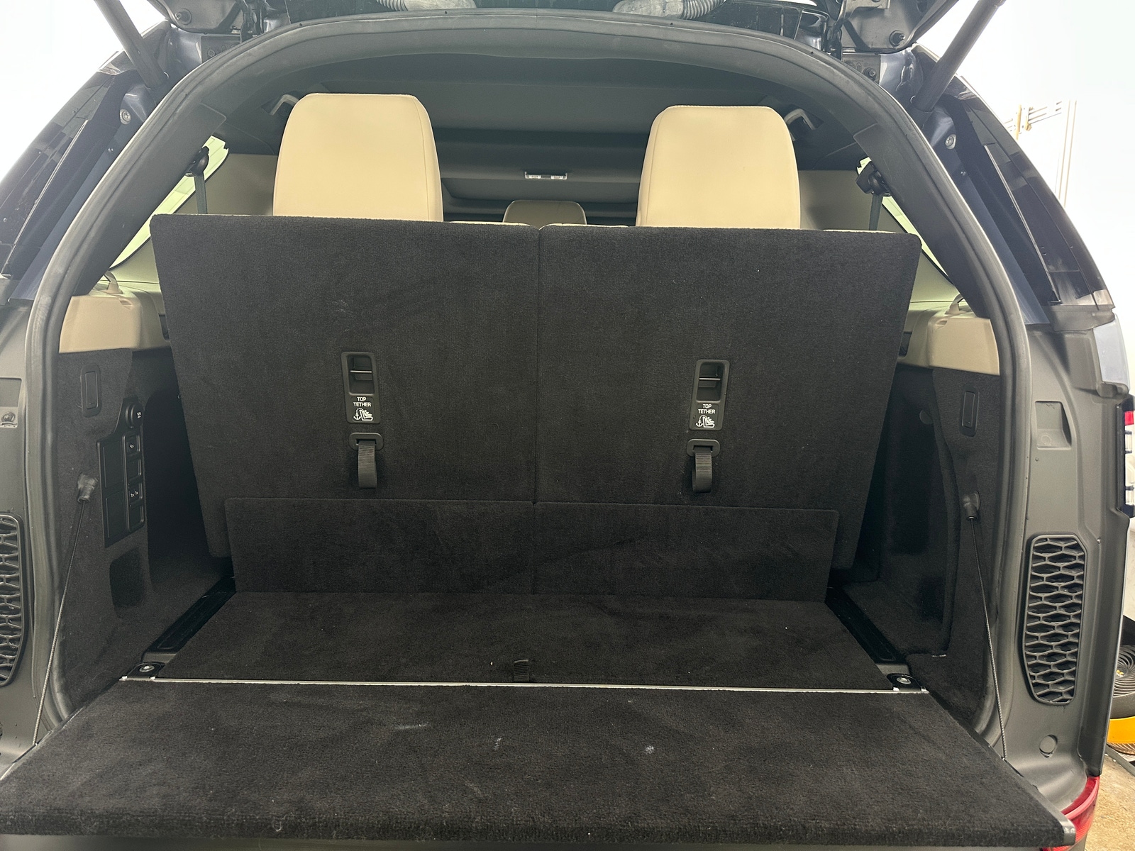 Thumbnail: 2020 Land Rover Discovery - 6