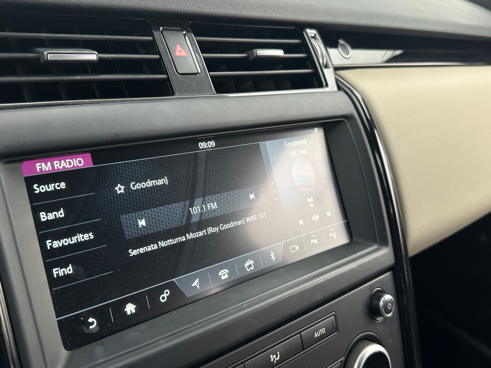 Thumbnail: 2020 Land Rover Discovery - 3