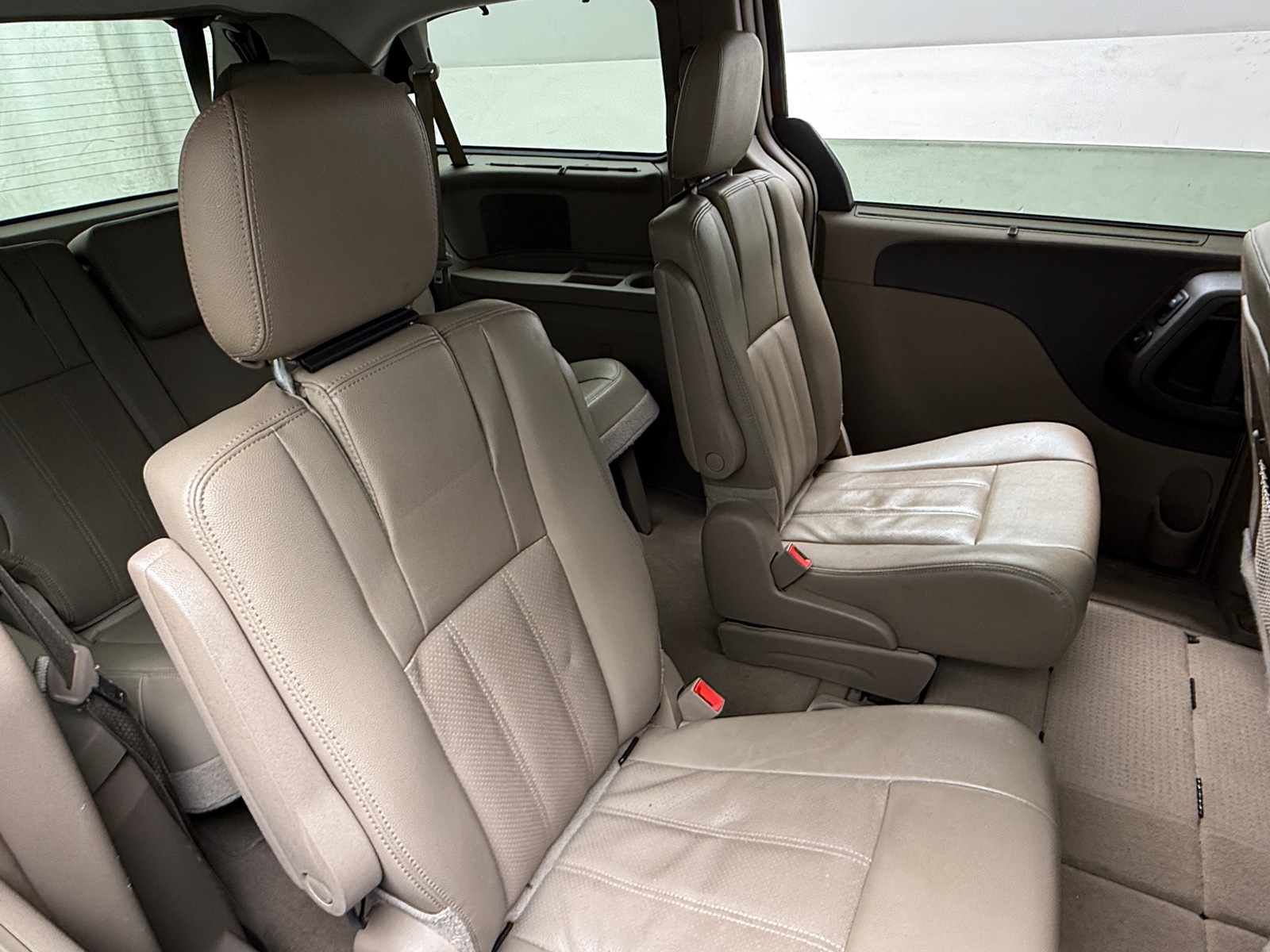 Thumbnail: 2016 Chrysler Town & Country - 5