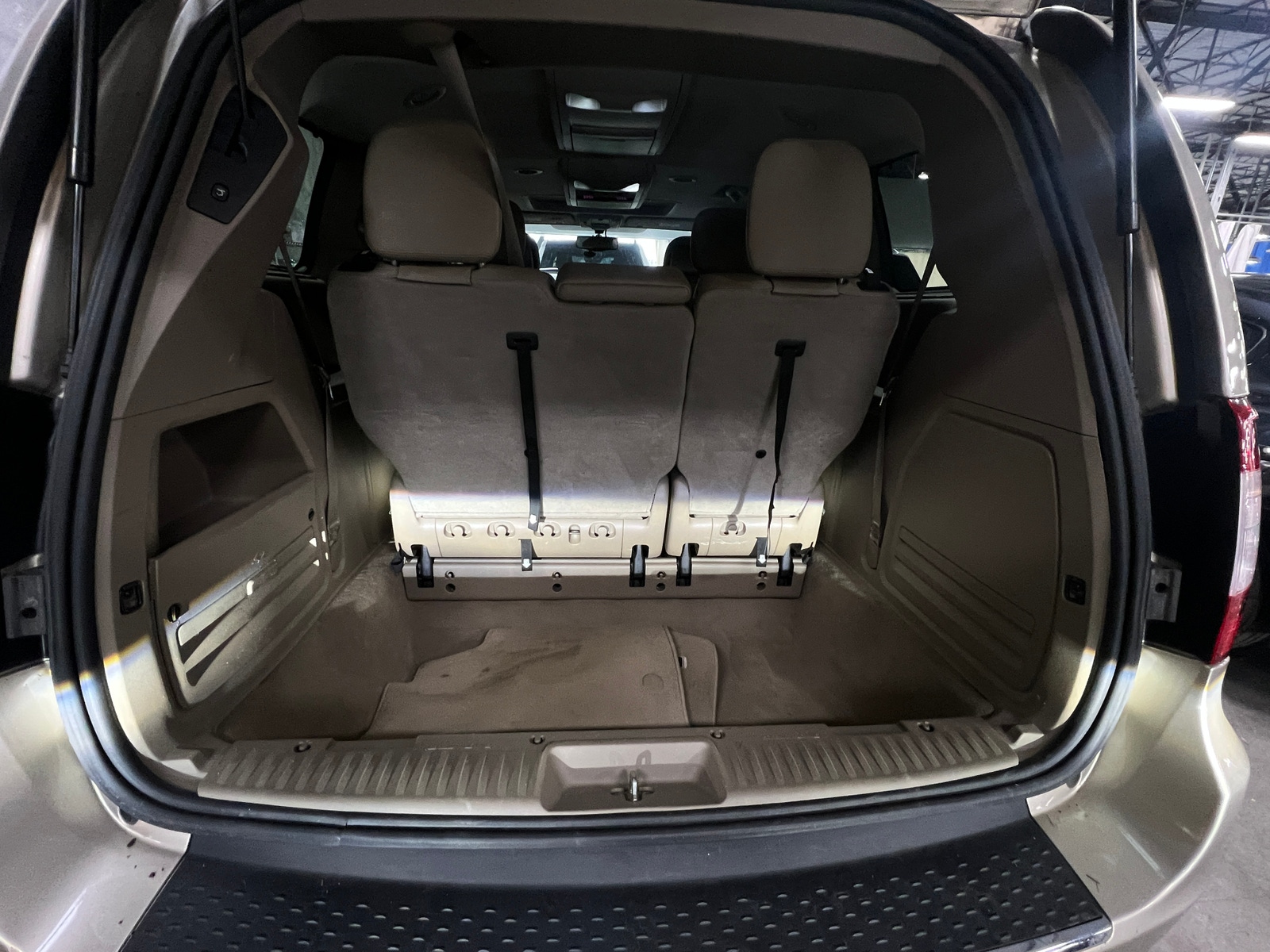 Thumbnail: 2016 Chrysler Town & Country - 6