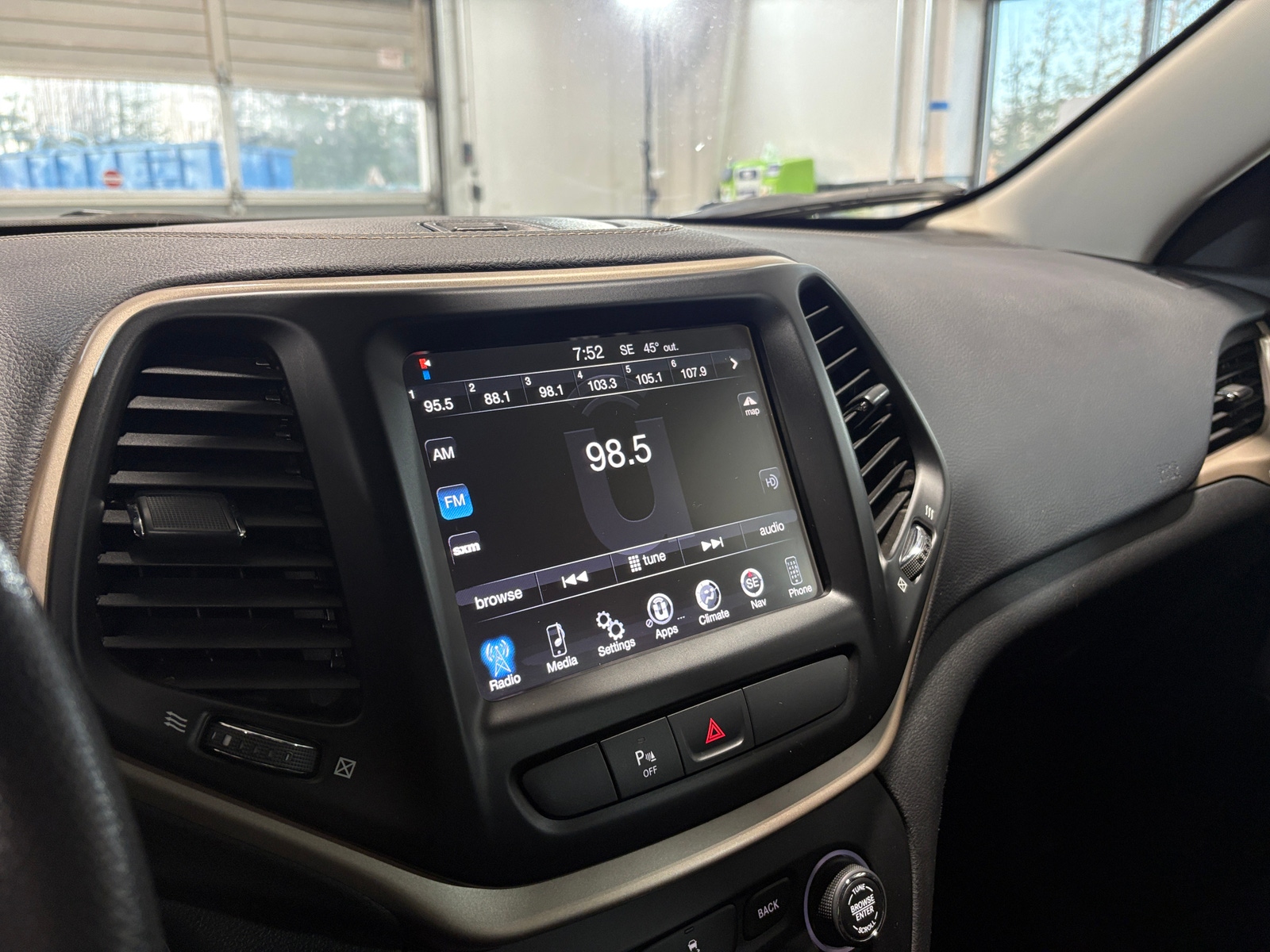 Thumbnail: 2018 Jeep Cherokee - 4