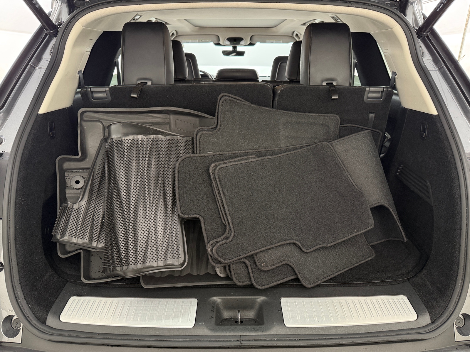 Thumbnail: 2023 INFINITI QX60 - 6