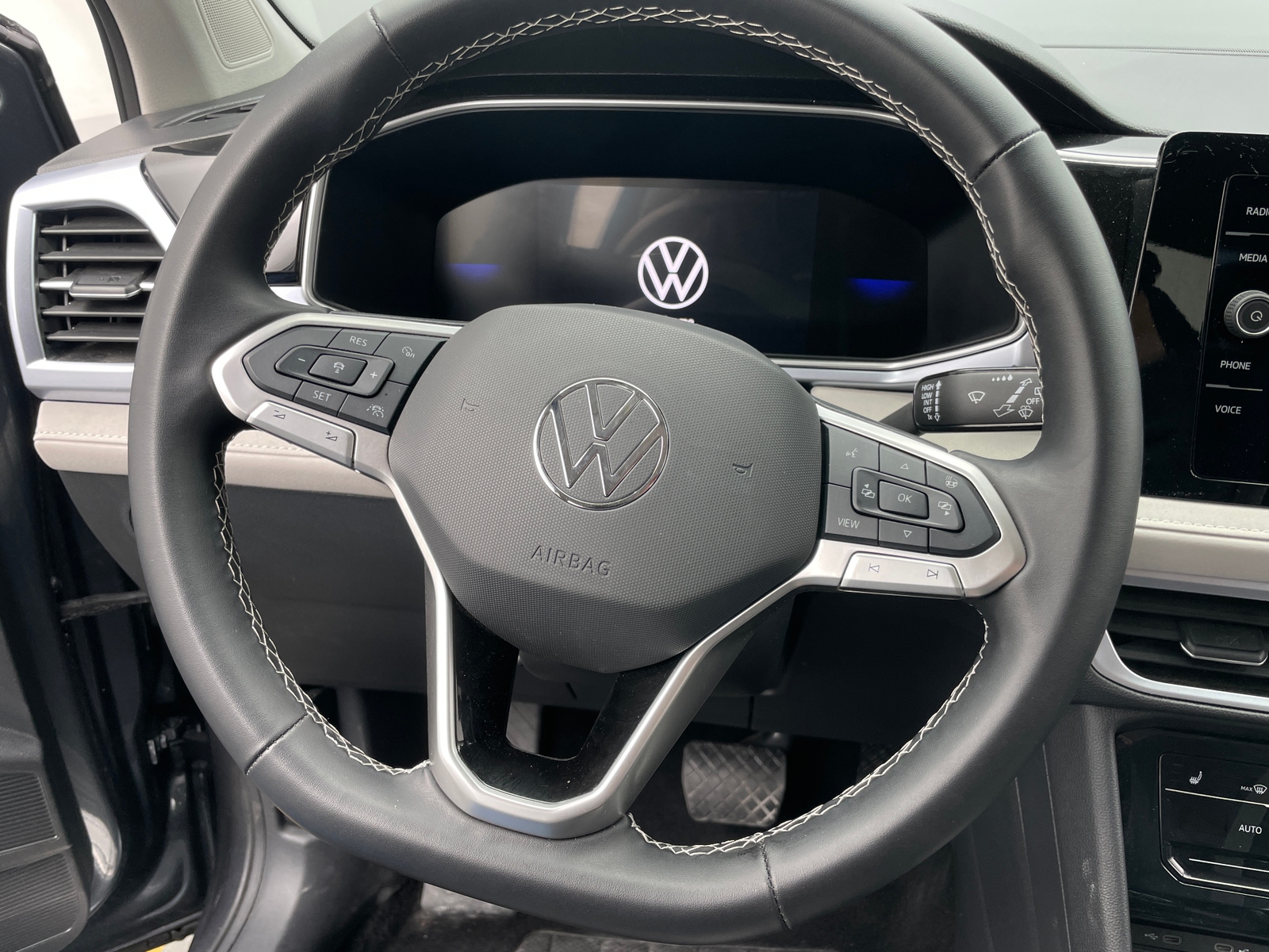 Thumbnail: 2025 Volkswagen Taos - 4