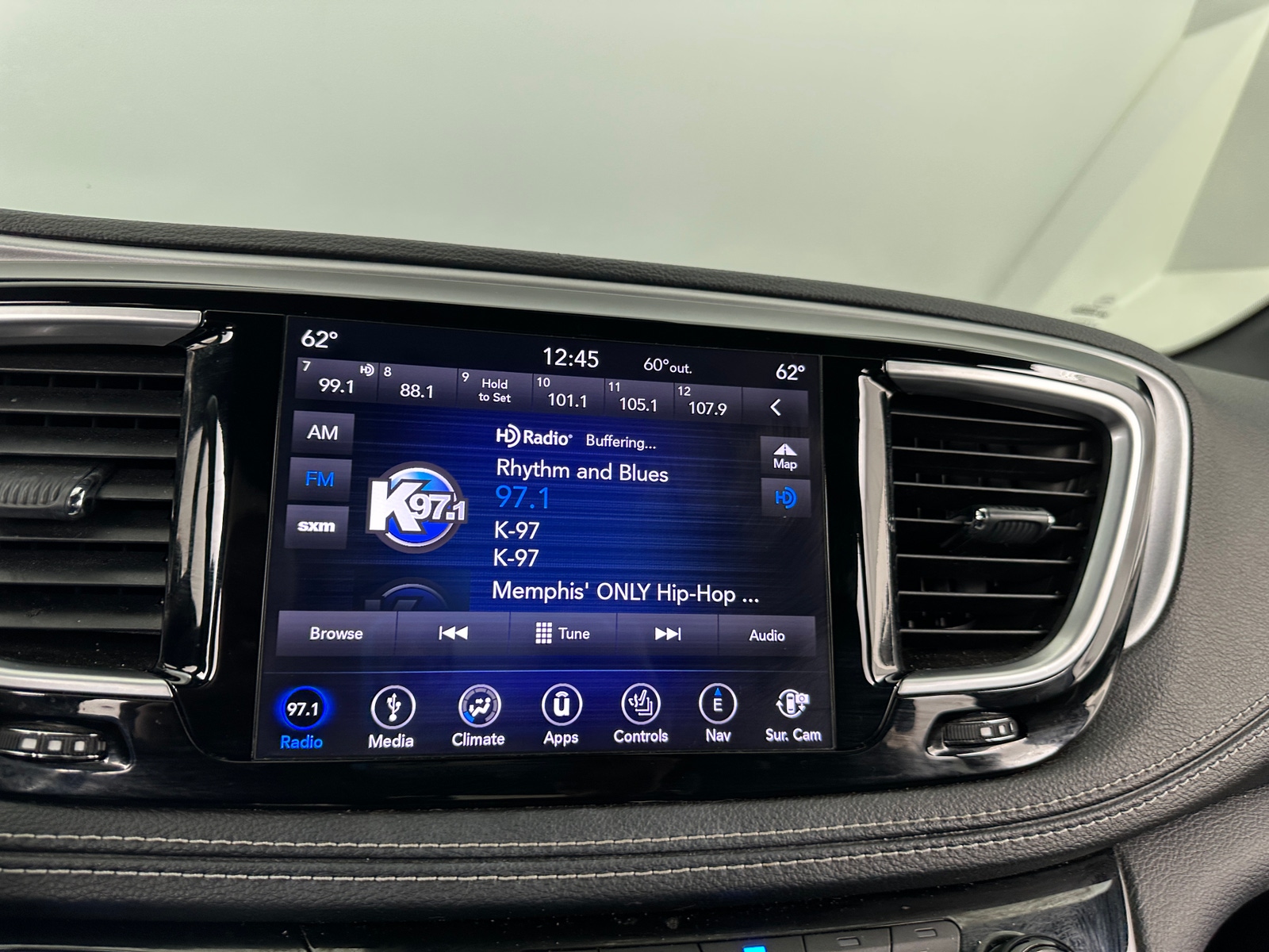 Thumbnail: 2018 Chrysler Pacifica - 3