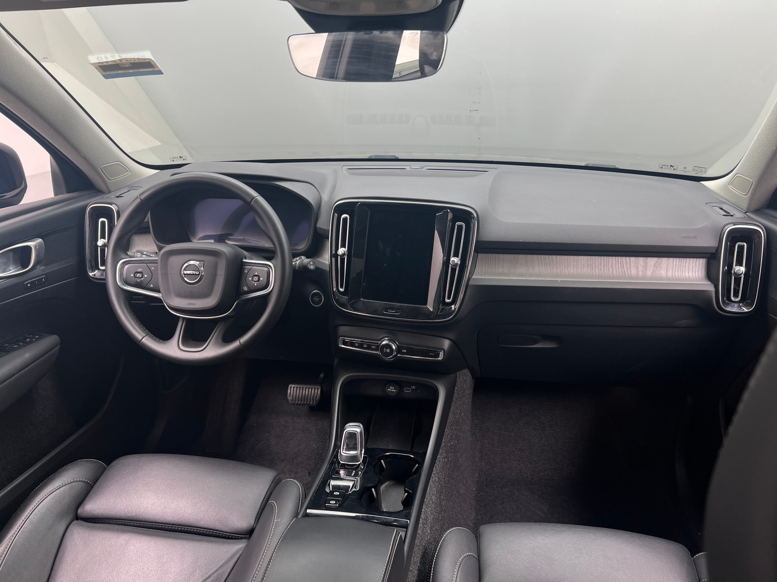 Thumbnail: 2025 Volvo XC40 - 2