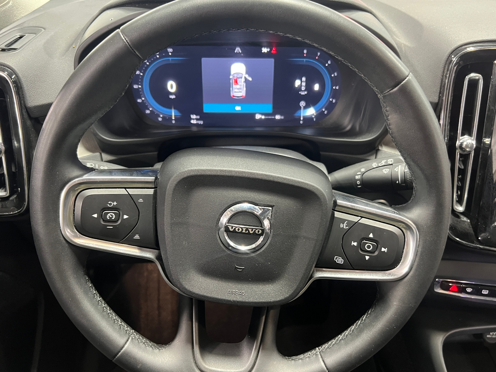 Thumbnail: 2025 Volvo XC40 - 4