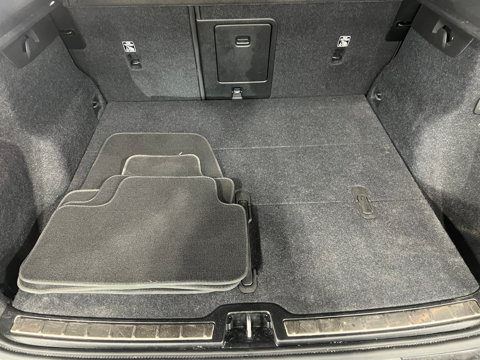 Thumbnail: 2025 Volvo XC40 - 6