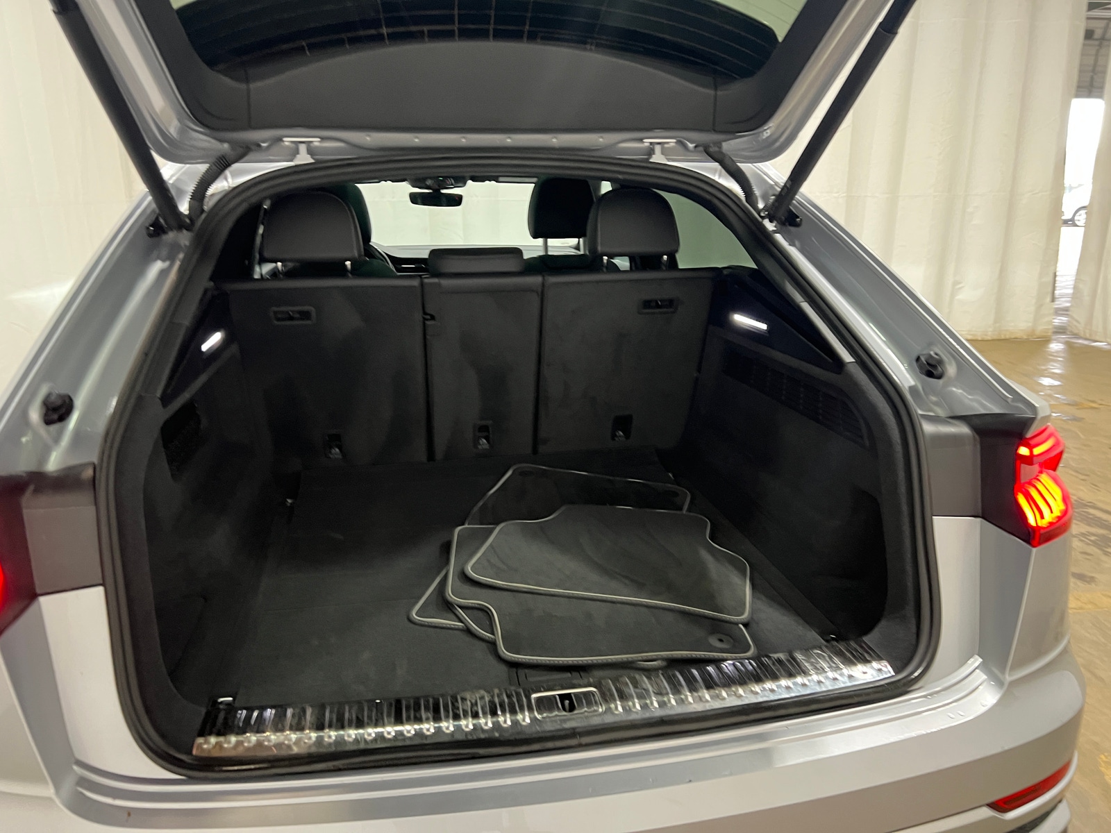 Thumbnail: 2021 Audi Q8 - 6