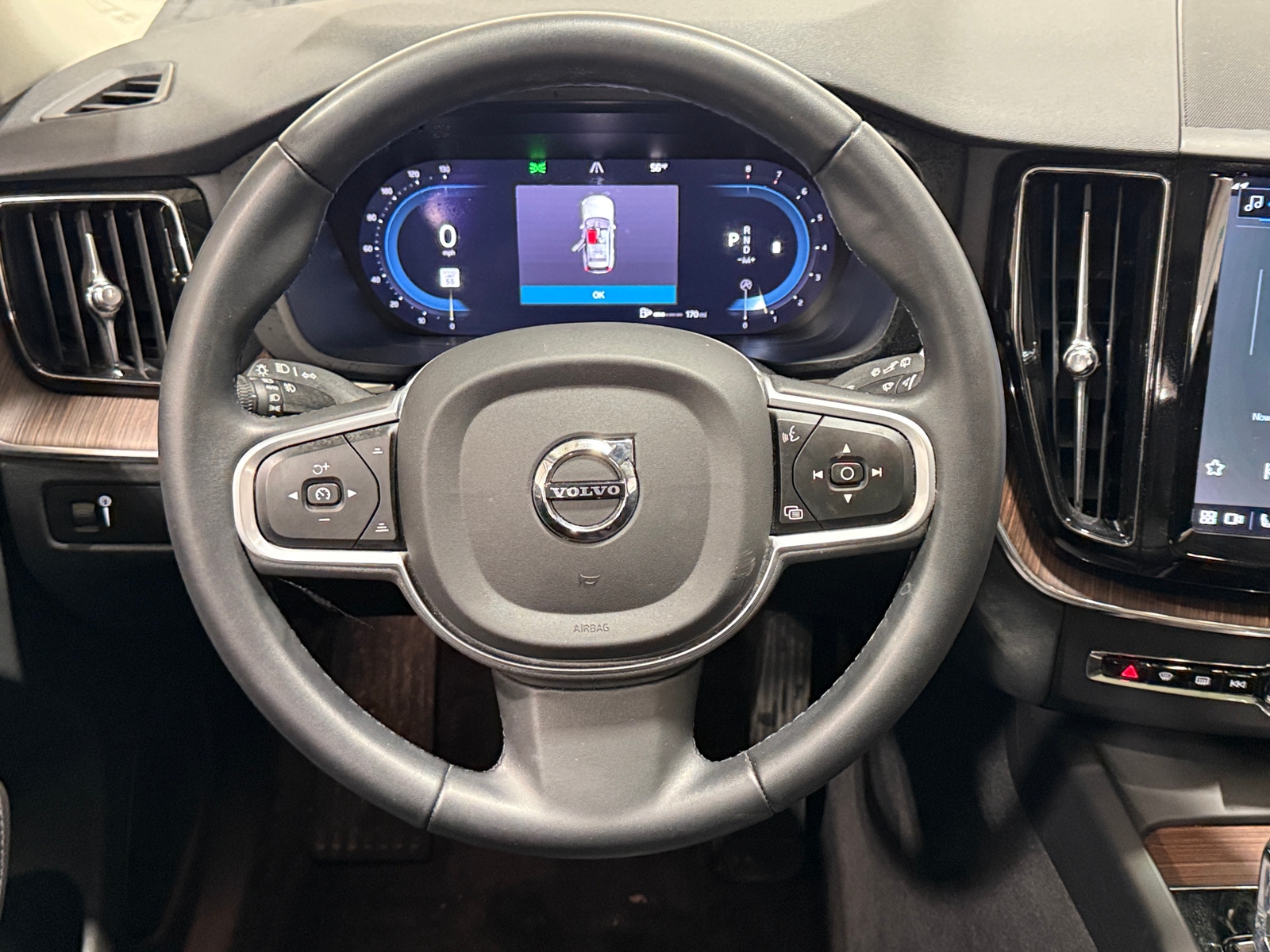 Thumbnail: 2022 Volvo XC60 - 5