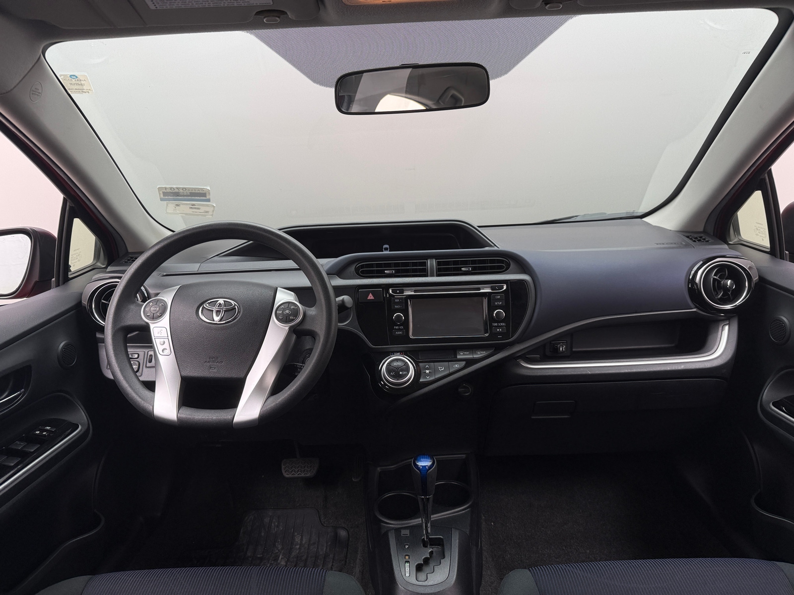 Thumbnail: 2015 Toyota Prius c - 3