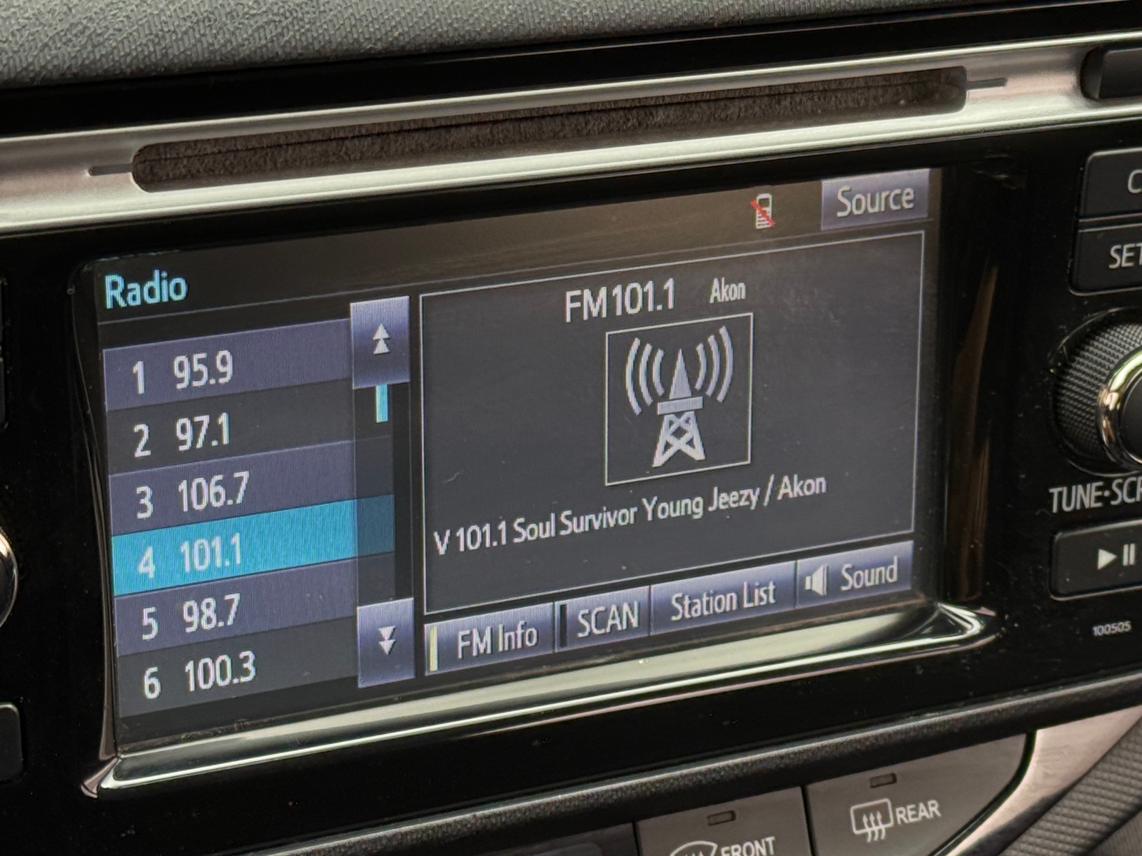 Thumbnail: 2015 Toyota Prius c - 4