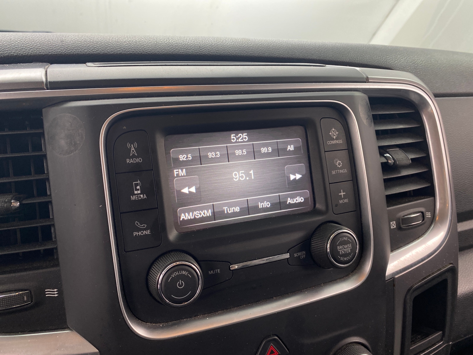 Thumbnail: 2021 RAM 1500 Classic - 4