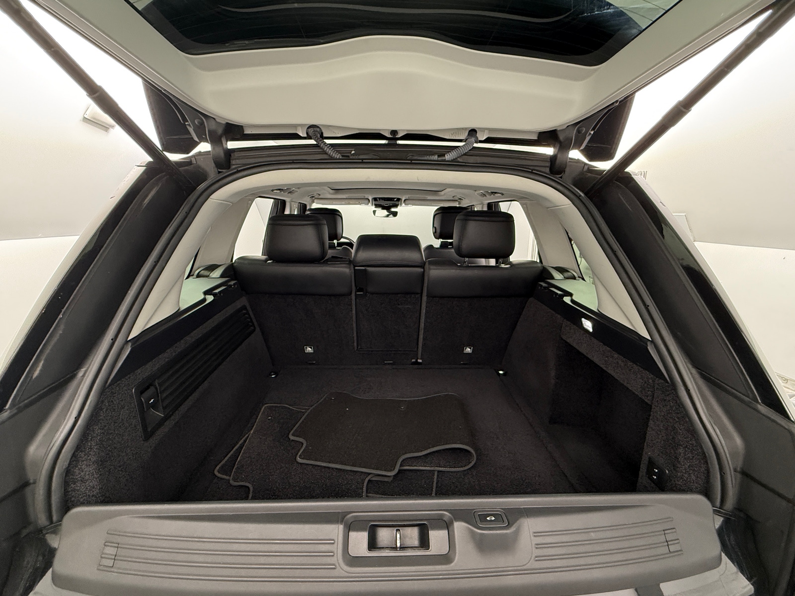 Thumbnail: 2020 Land Rover Range Rover - 6