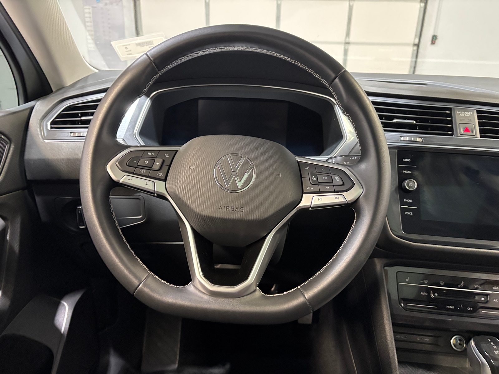 Thumbnail: 2023 Volkswagen Tiguan - 4