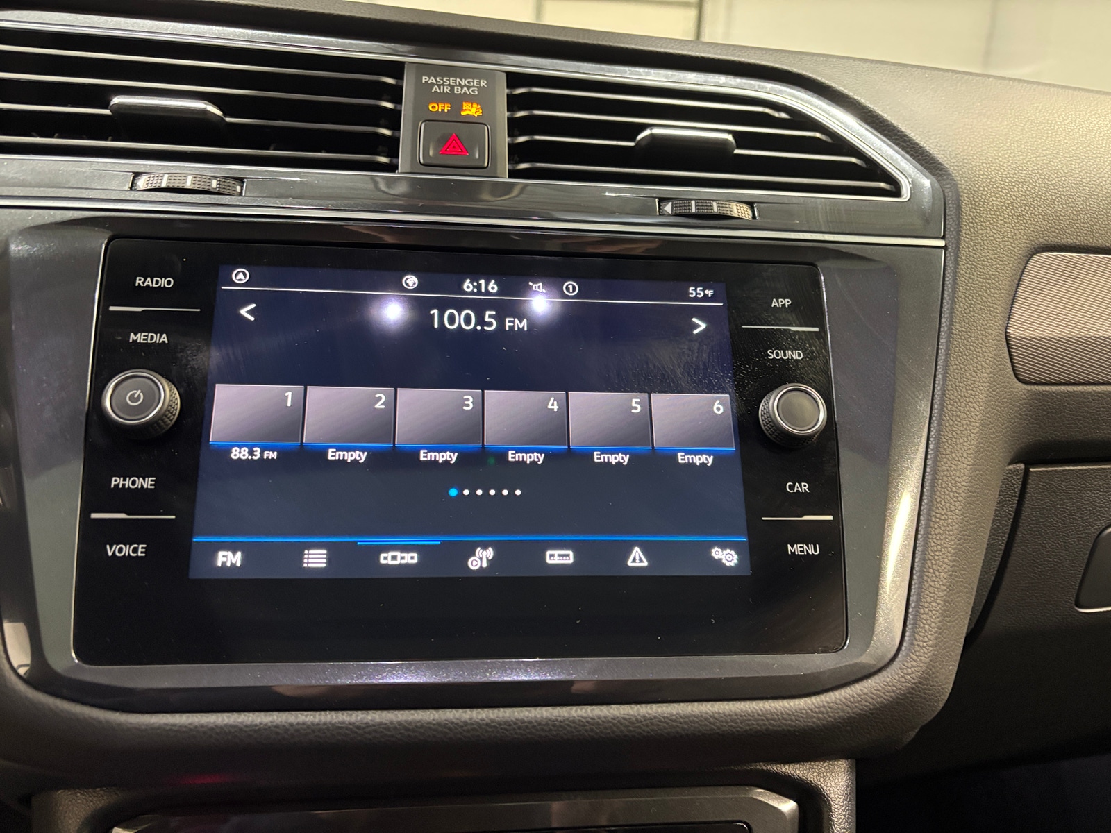 Thumbnail: 2023 Volkswagen Tiguan - 3