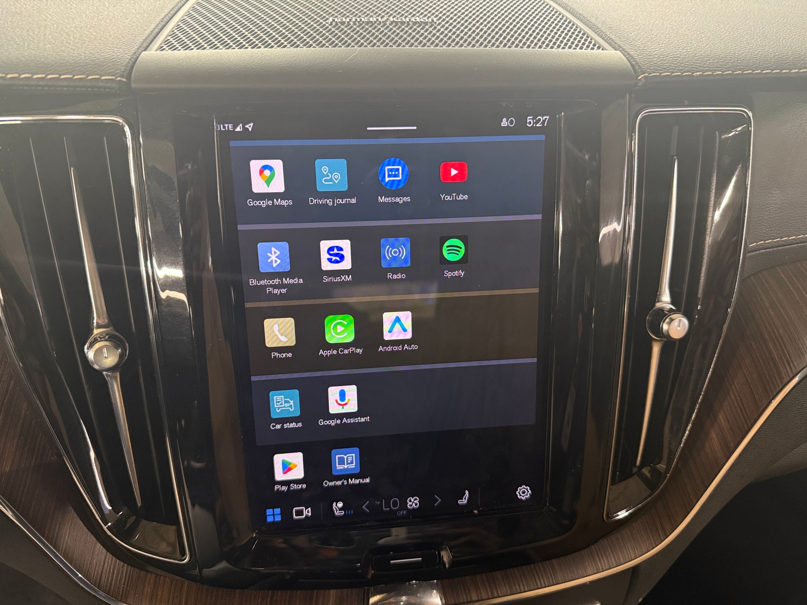 Thumbnail: 2022 Volvo XC60 - 3