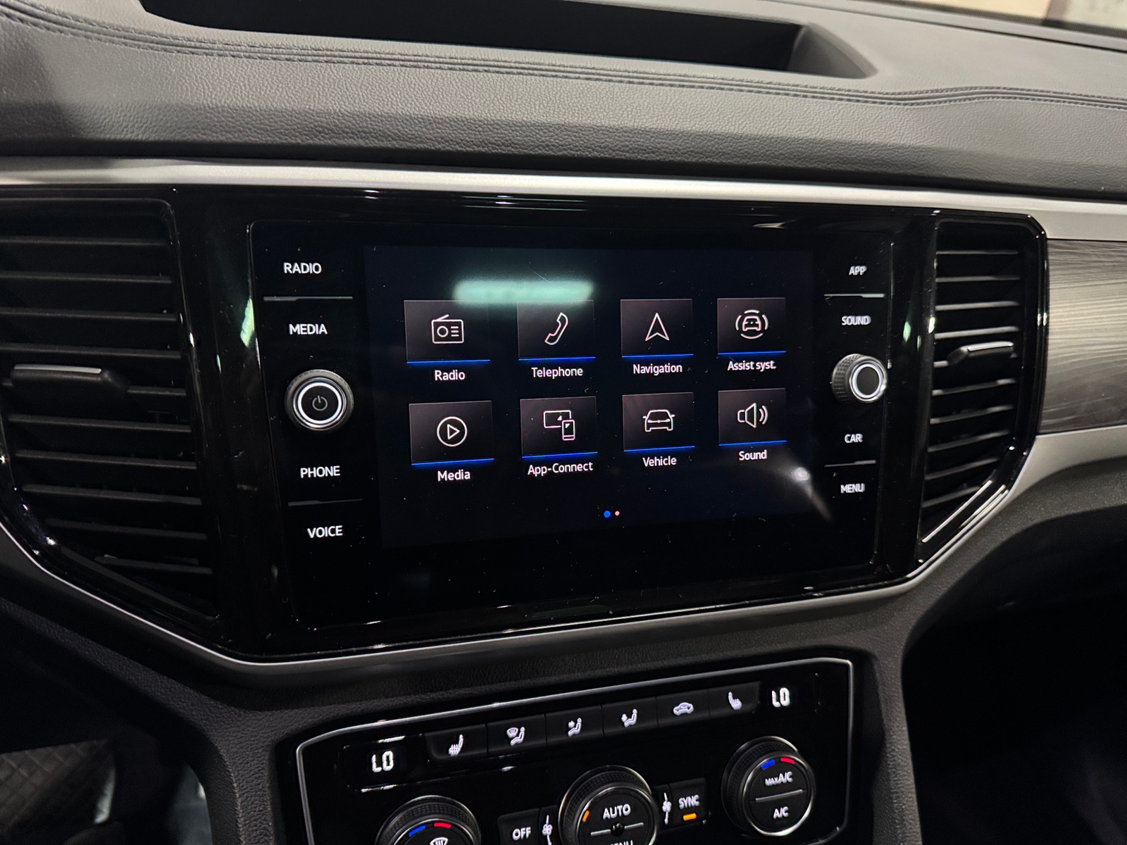 Thumbnail: 2022 Volkswagen Atlas - 3