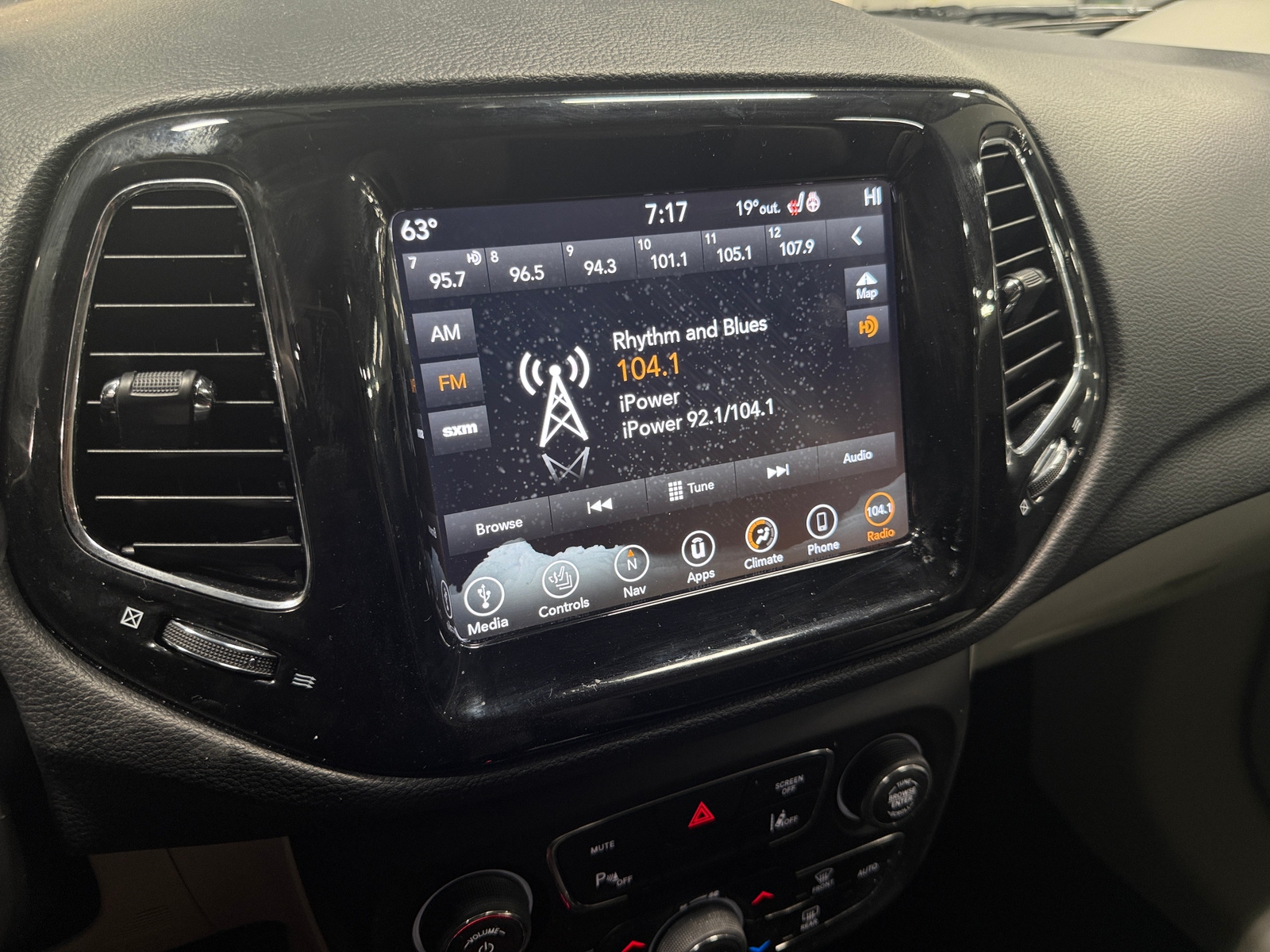 Thumbnail: 2019 Jeep Compass - 3