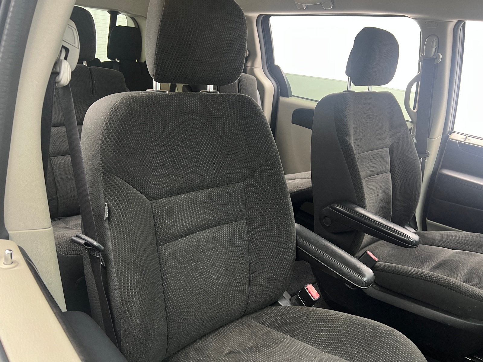 Thumbnail: 2017 Dodge Grand Caravan - 2