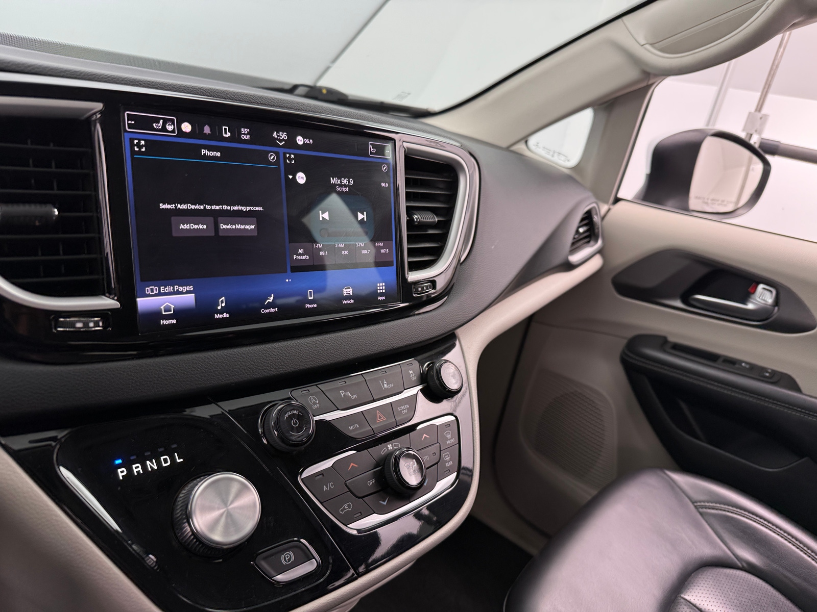 Thumbnail: 2023 Chrysler Pacifica - 3