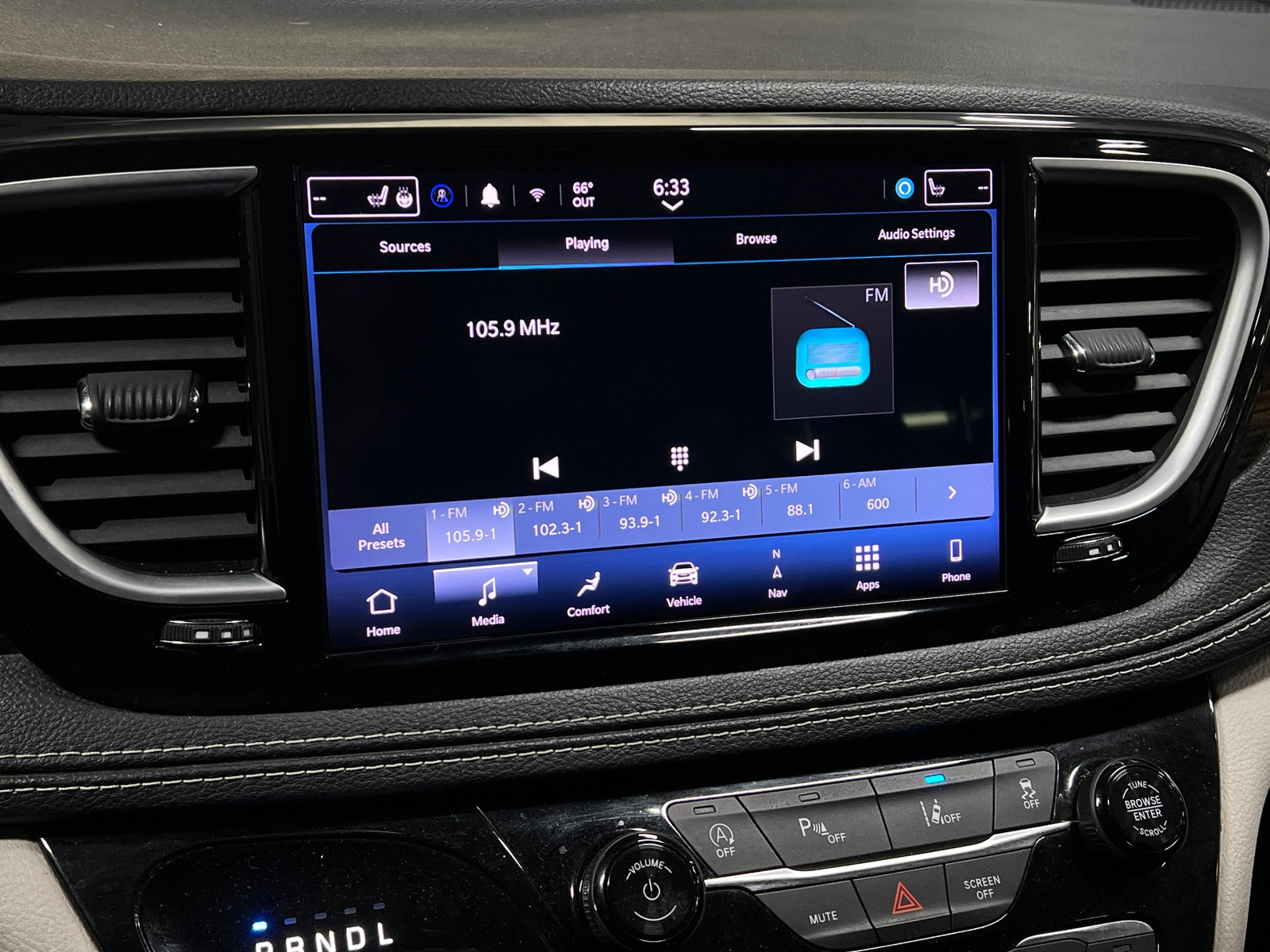 Thumbnail: 2023 Chrysler Pacifica - 3