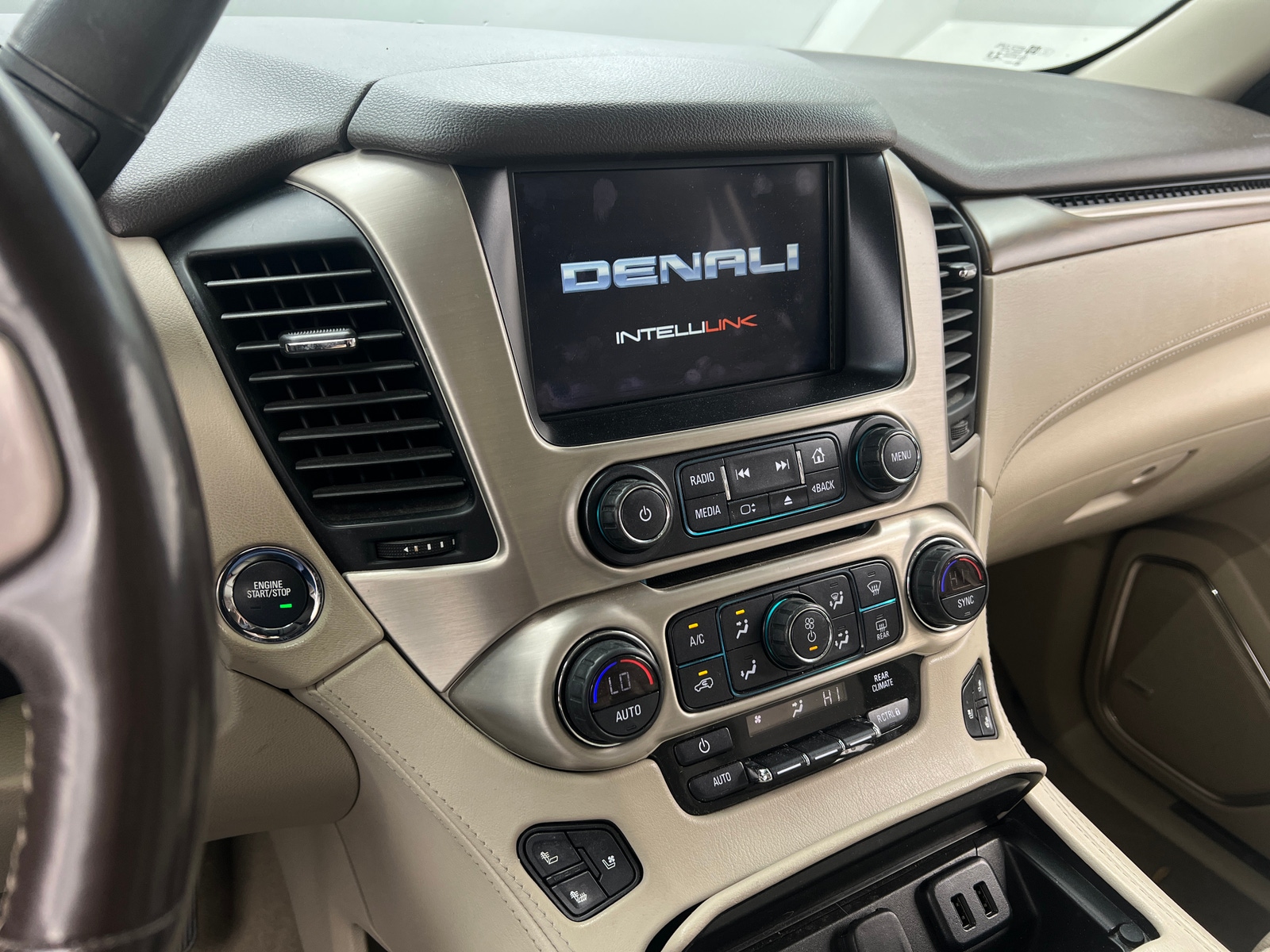 Thumbnail: 2020 GMC Yukon XL - 3