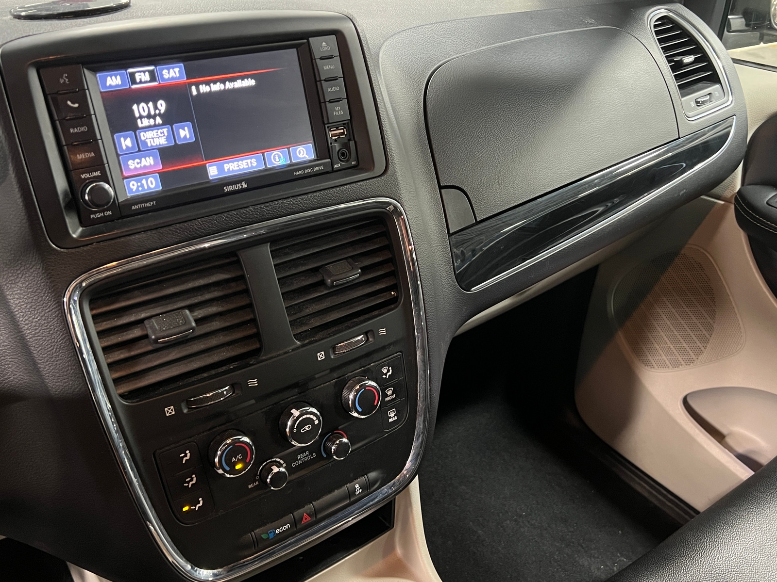 Thumbnail: 2019 Dodge Grand Caravan - 3