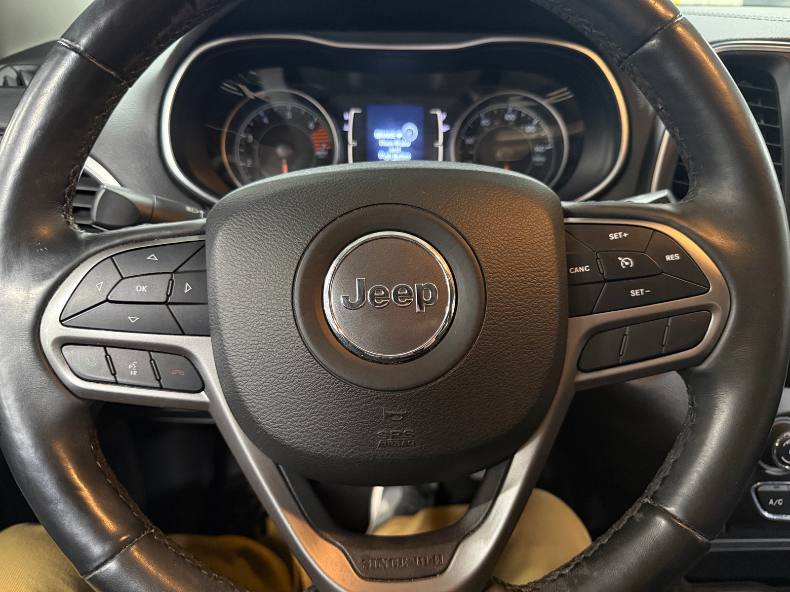 Thumbnail: 2019 Jeep Cherokee - 5