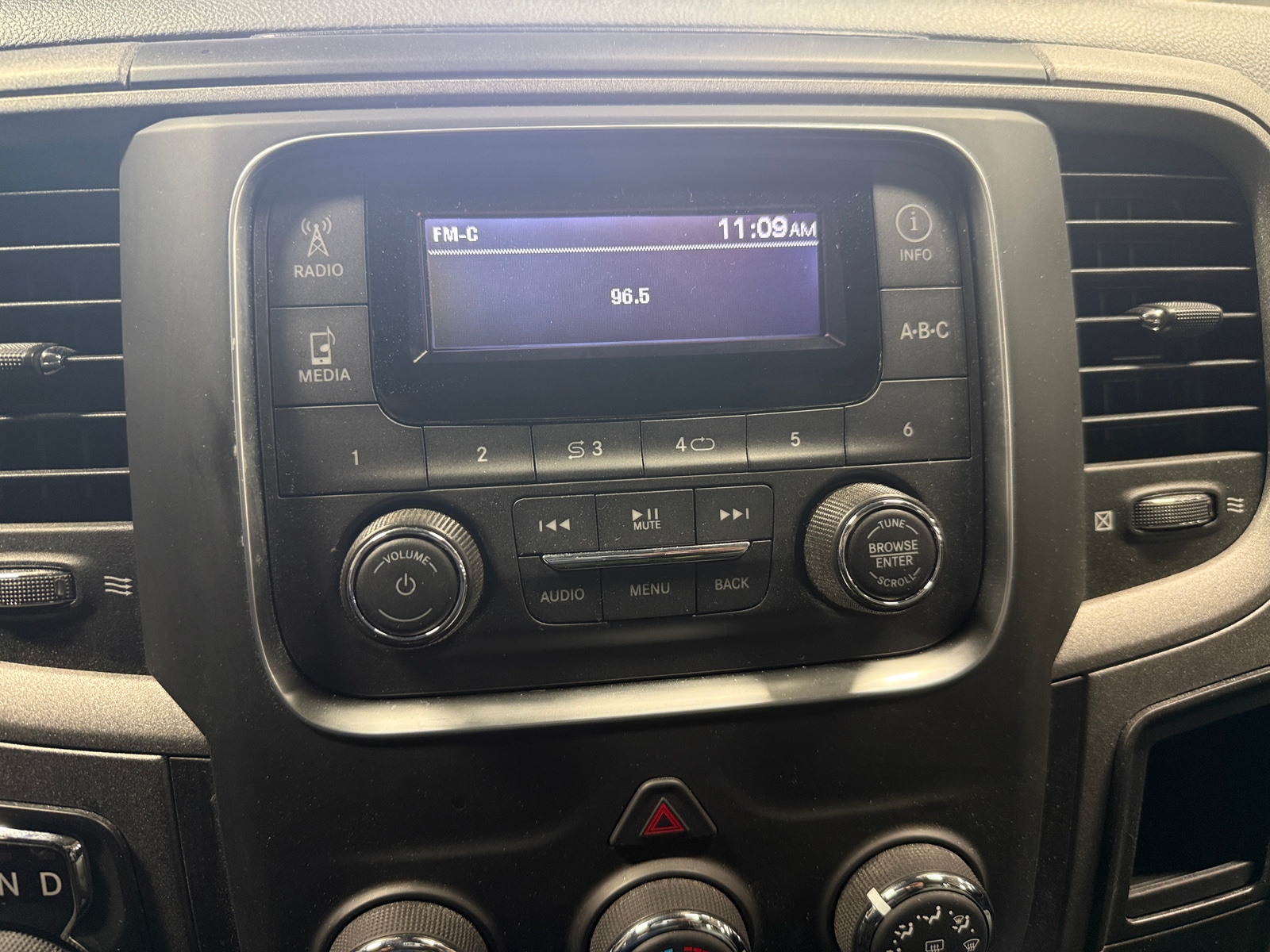 Thumbnail: 2019 RAM 1500 Classic - 4