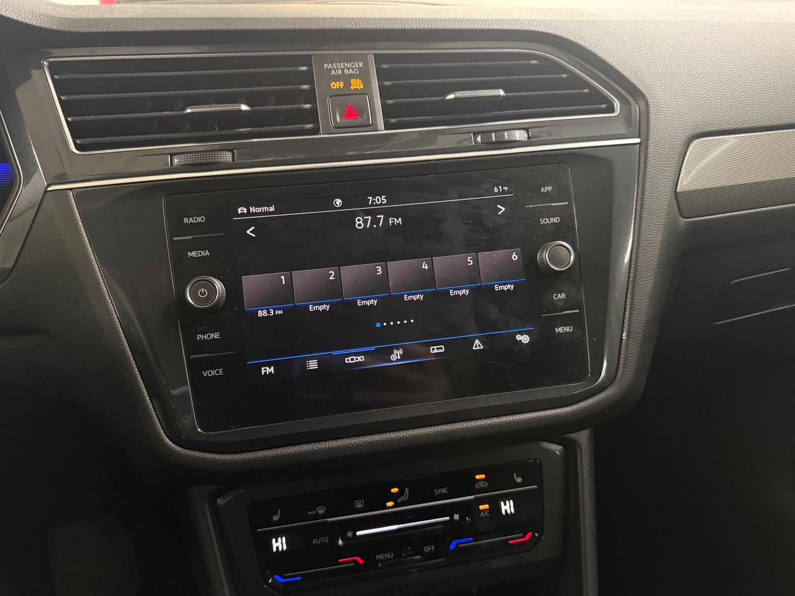 Thumbnail: 2022 Volkswagen Tiguan - 4