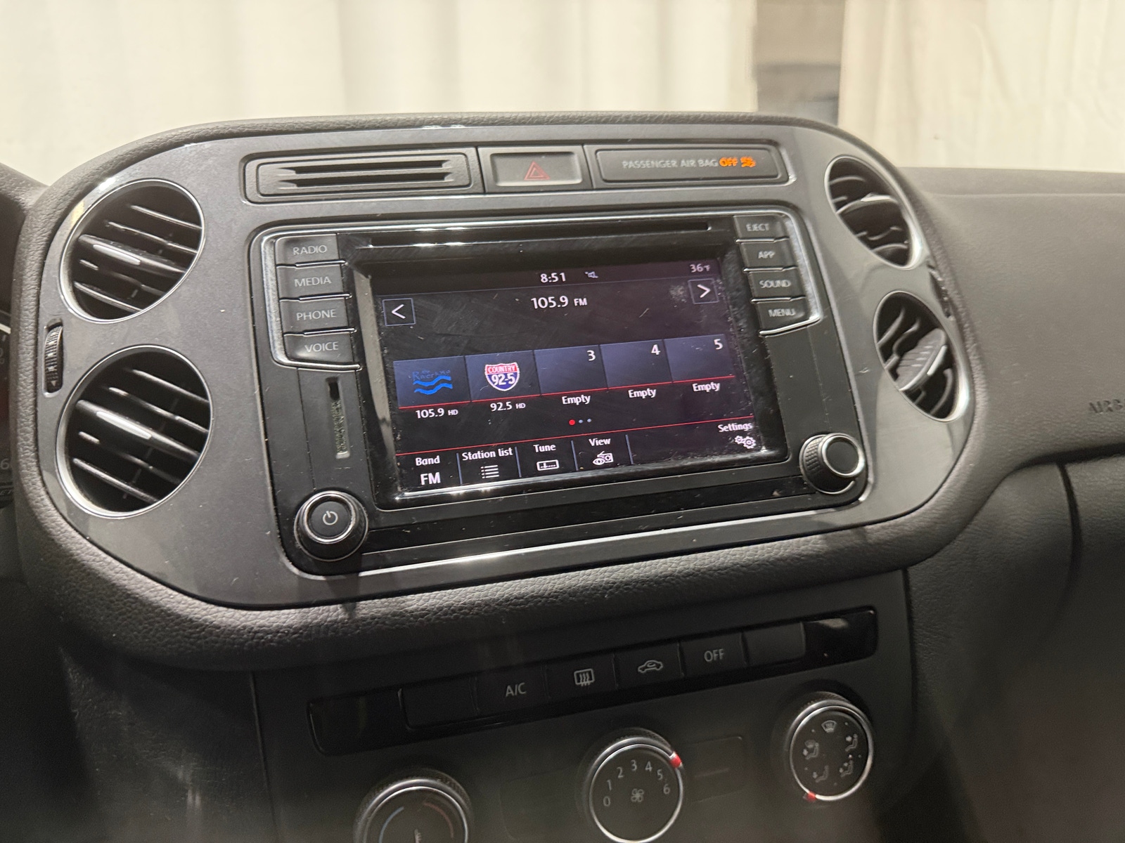 Thumbnail: 2017 Volkswagen Tiguan - 4