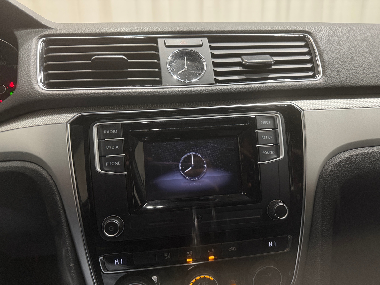 Thumbnail: 2017 Volkswagen Passat - 4