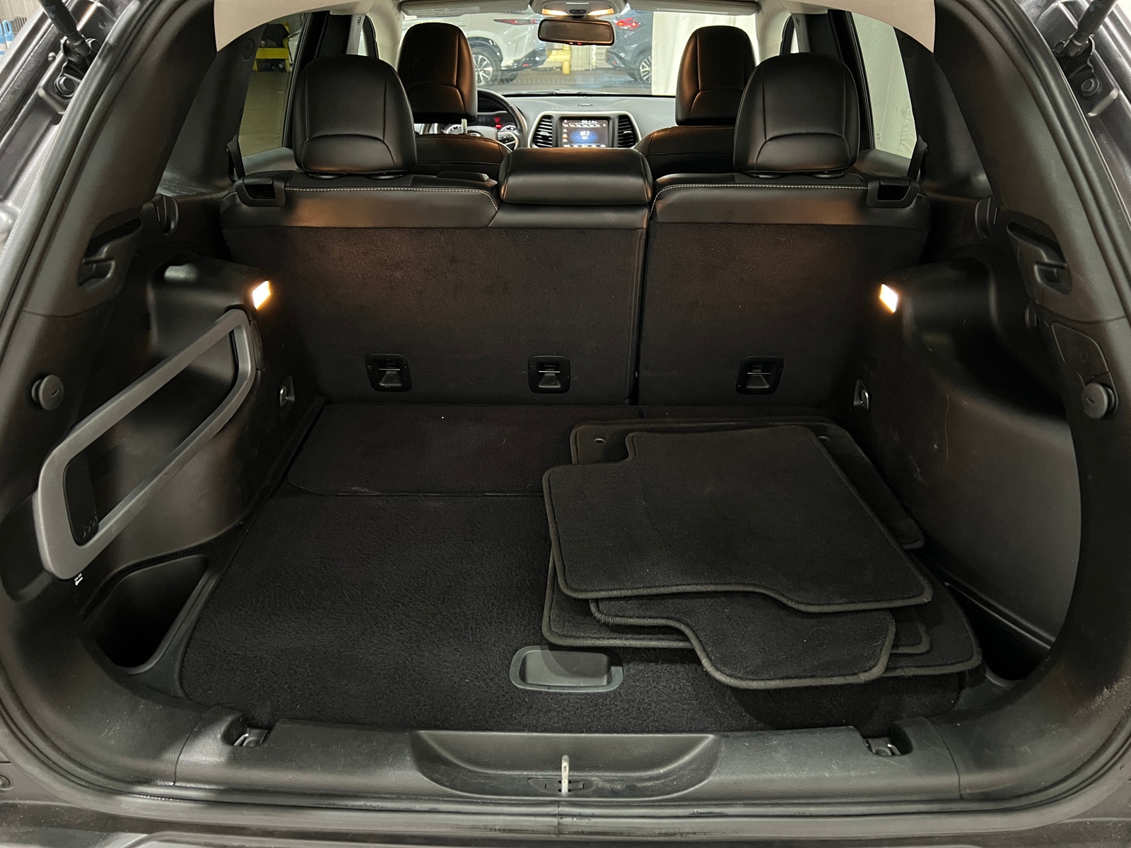 Thumbnail: 2018 Jeep Cherokee - 7