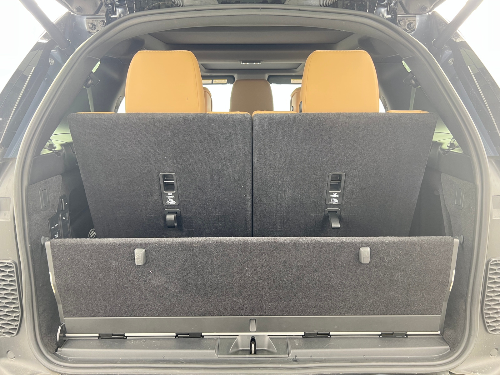 Thumbnail: 2023 Land Rover Discovery - 6