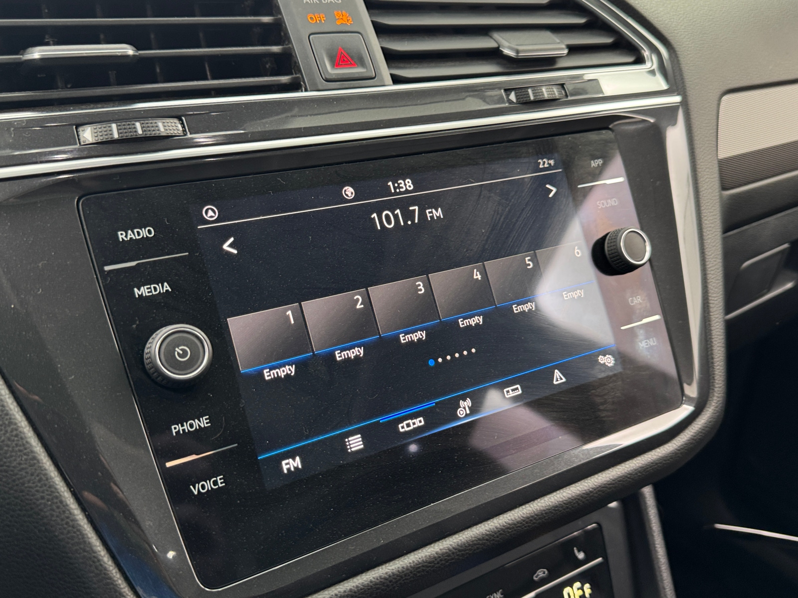 Thumbnail: 2023 Volkswagen Tiguan - 3