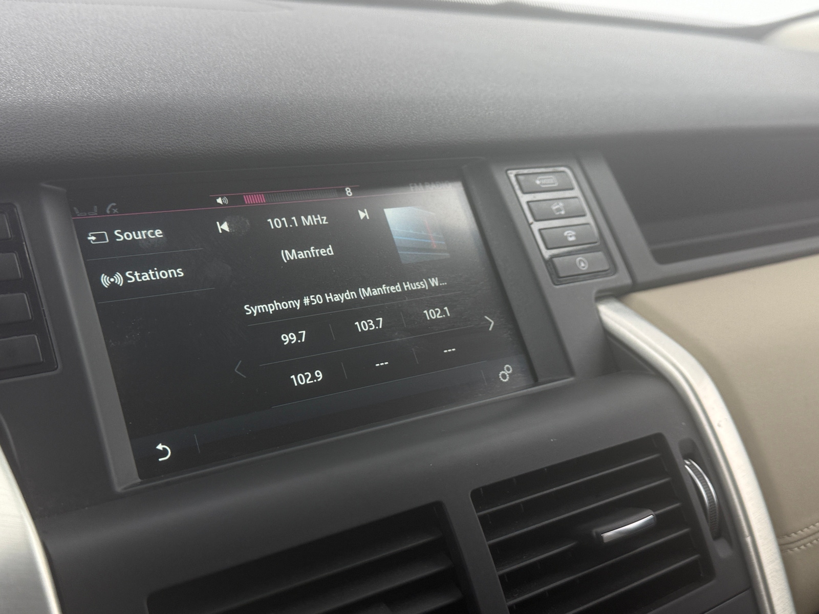 Thumbnail: 2019 Land Rover Discovery Sport - 3