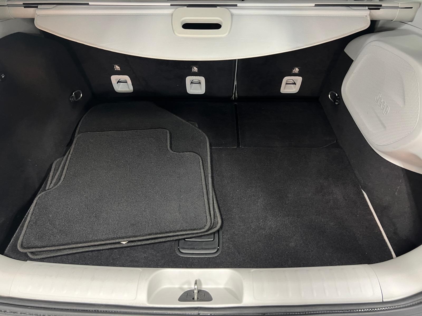 Thumbnail: 2019 Jeep Cherokee - 6