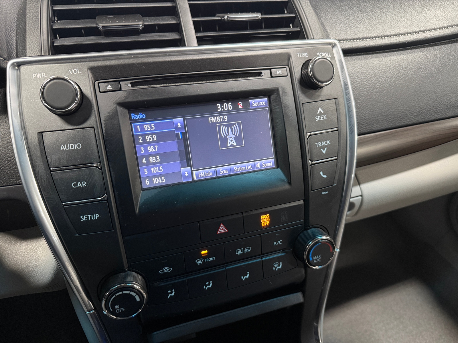 Thumbnail: 2017 Toyota Camry - 4