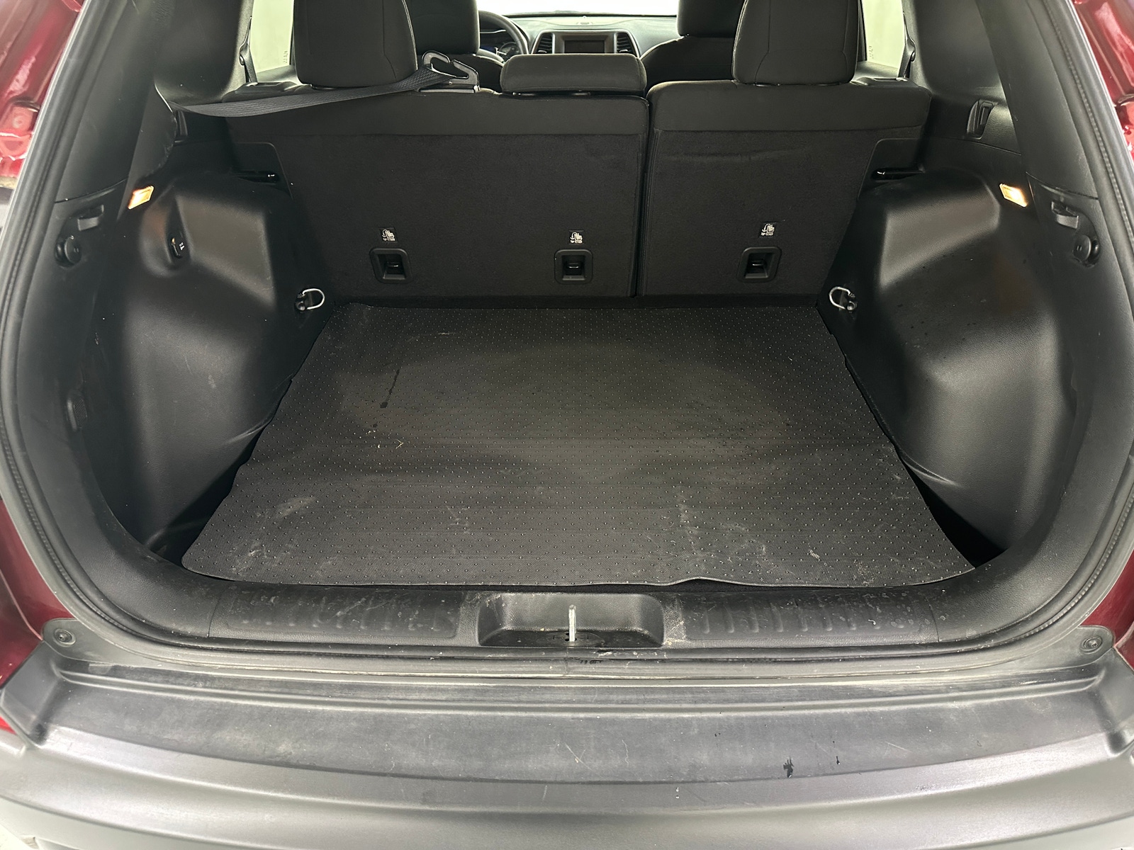 Thumbnail: 2019 Jeep Cherokee - 7