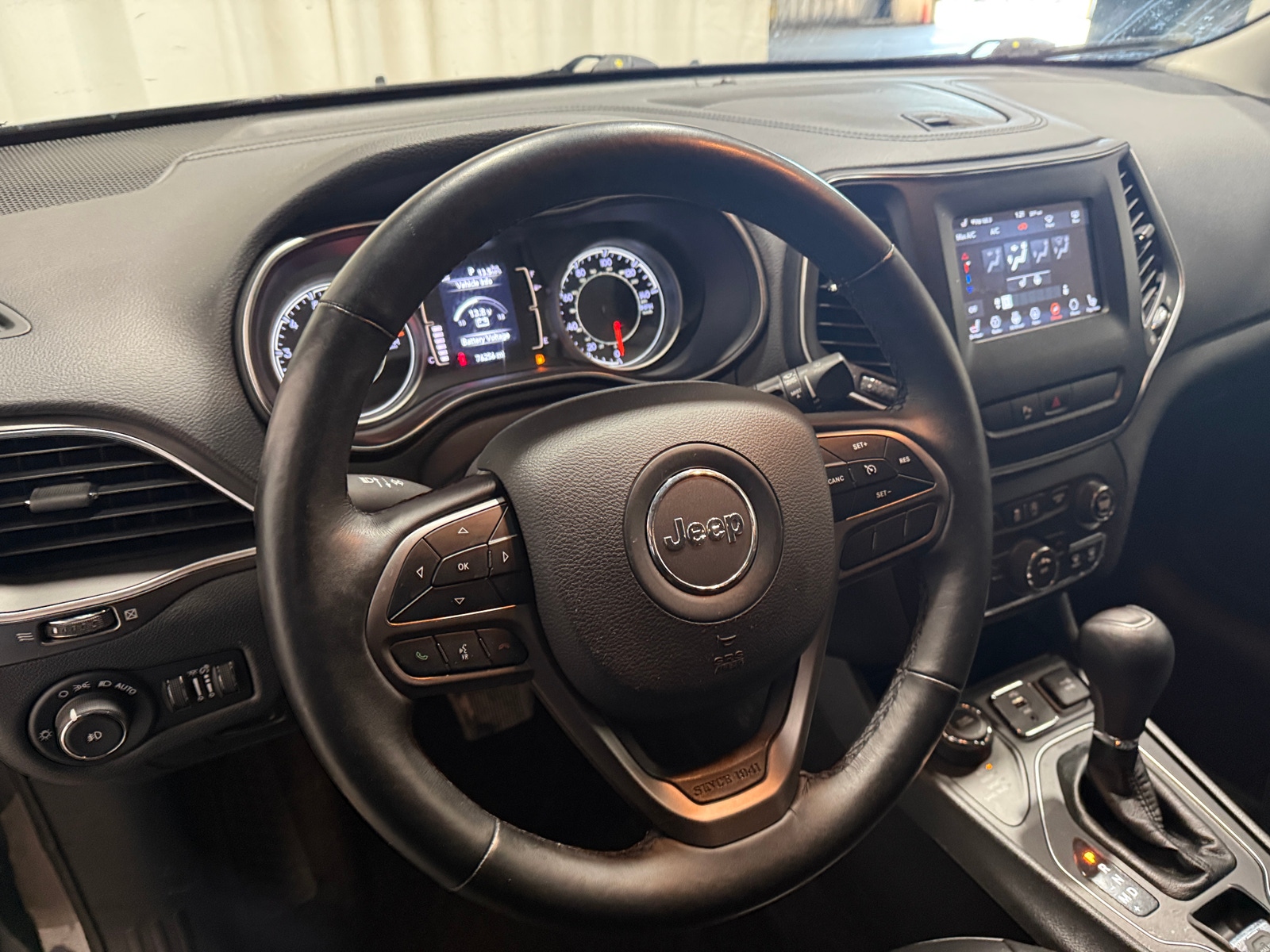 Thumbnail: 2019 Jeep Cherokee - 5